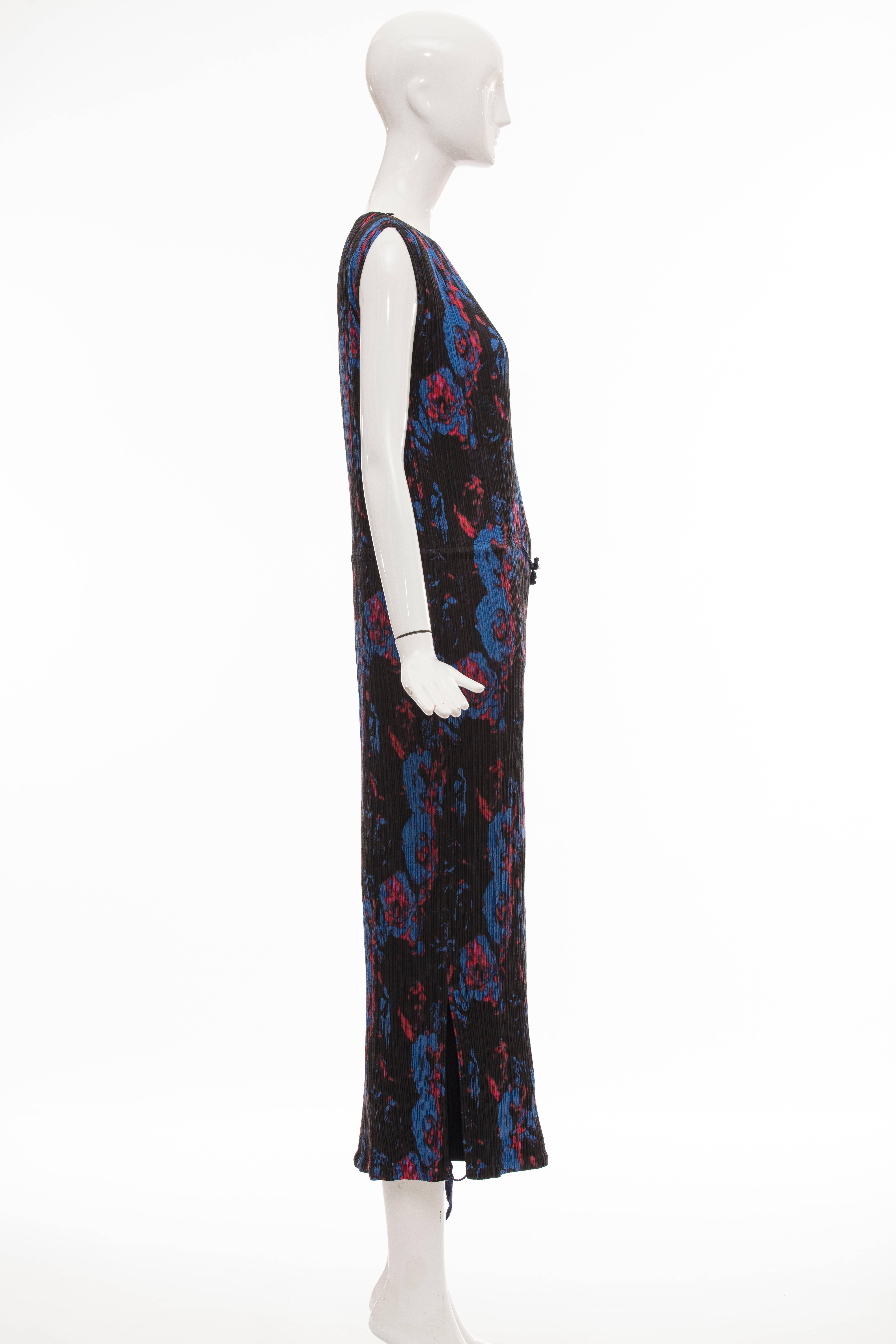 Issey Miyake Sleeveless Navy Blue Printed Silk Pleated Dress, Spring 2007 For Sale 3