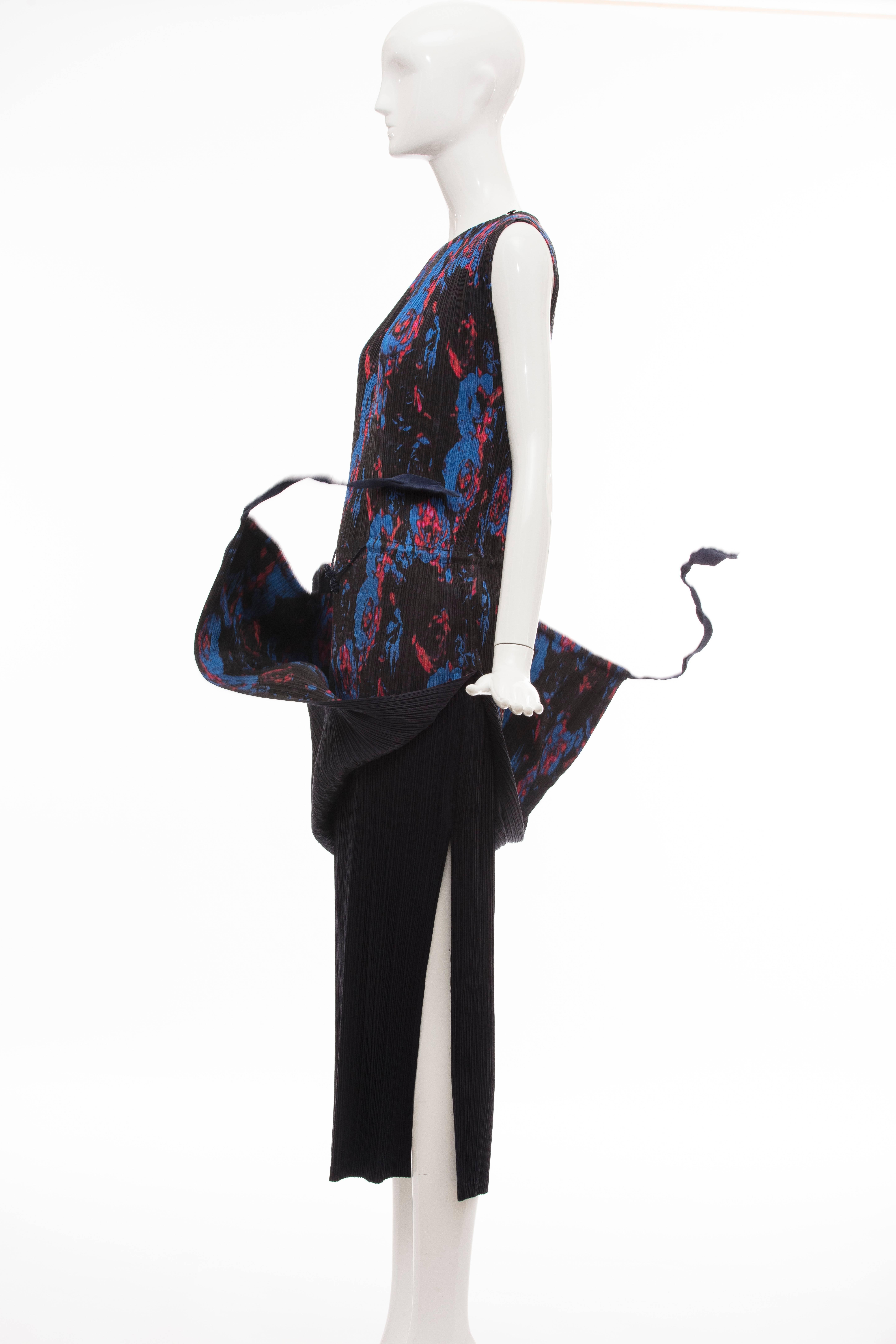Issey Miyake Sleeveless Navy Blue Printed Silk Pleated Dress, Spring 2007 For Sale 4