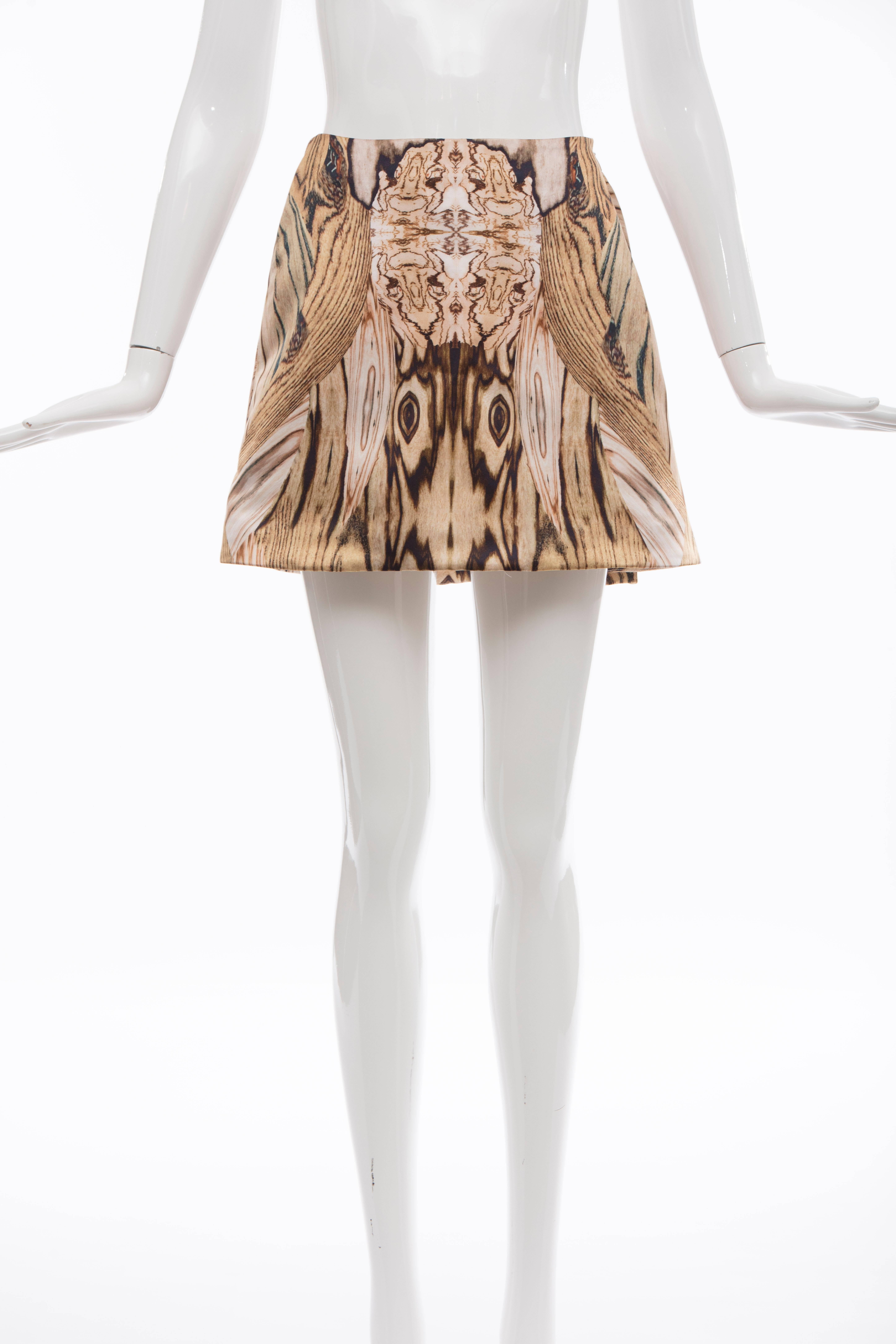 Alexander McQueen, Spring-Summer 2009 silk wood-grain digital print mini-skirt with concealed side zip closure.

IT. 38
US. 2
Waist: 24, Hip 38, Length 16.5
