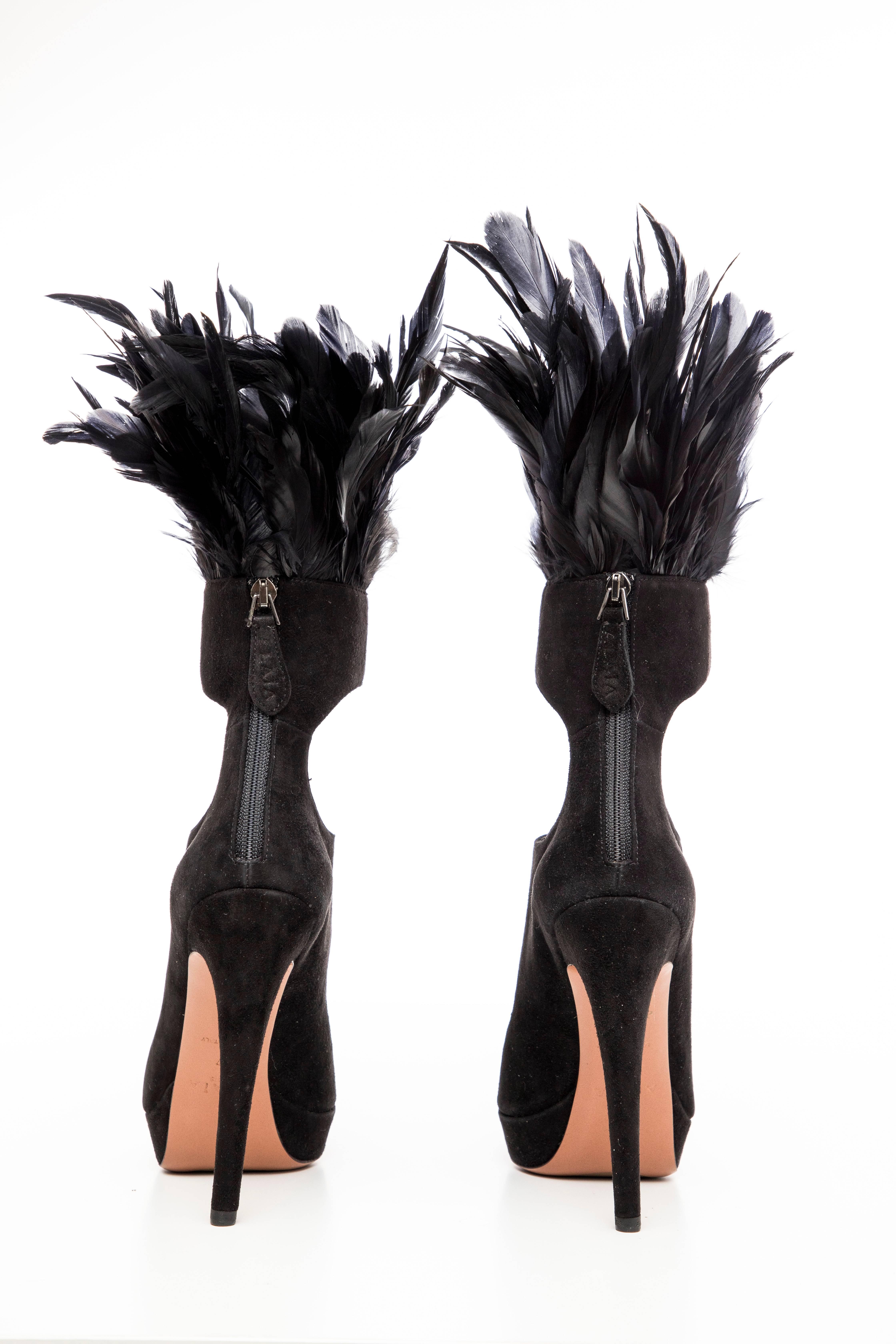 Azzedine Alaia Black Suede Peep Toe Platform Pumps With Feather Trim, Fall 2010 In Excellent Condition In Cincinnati, OH
