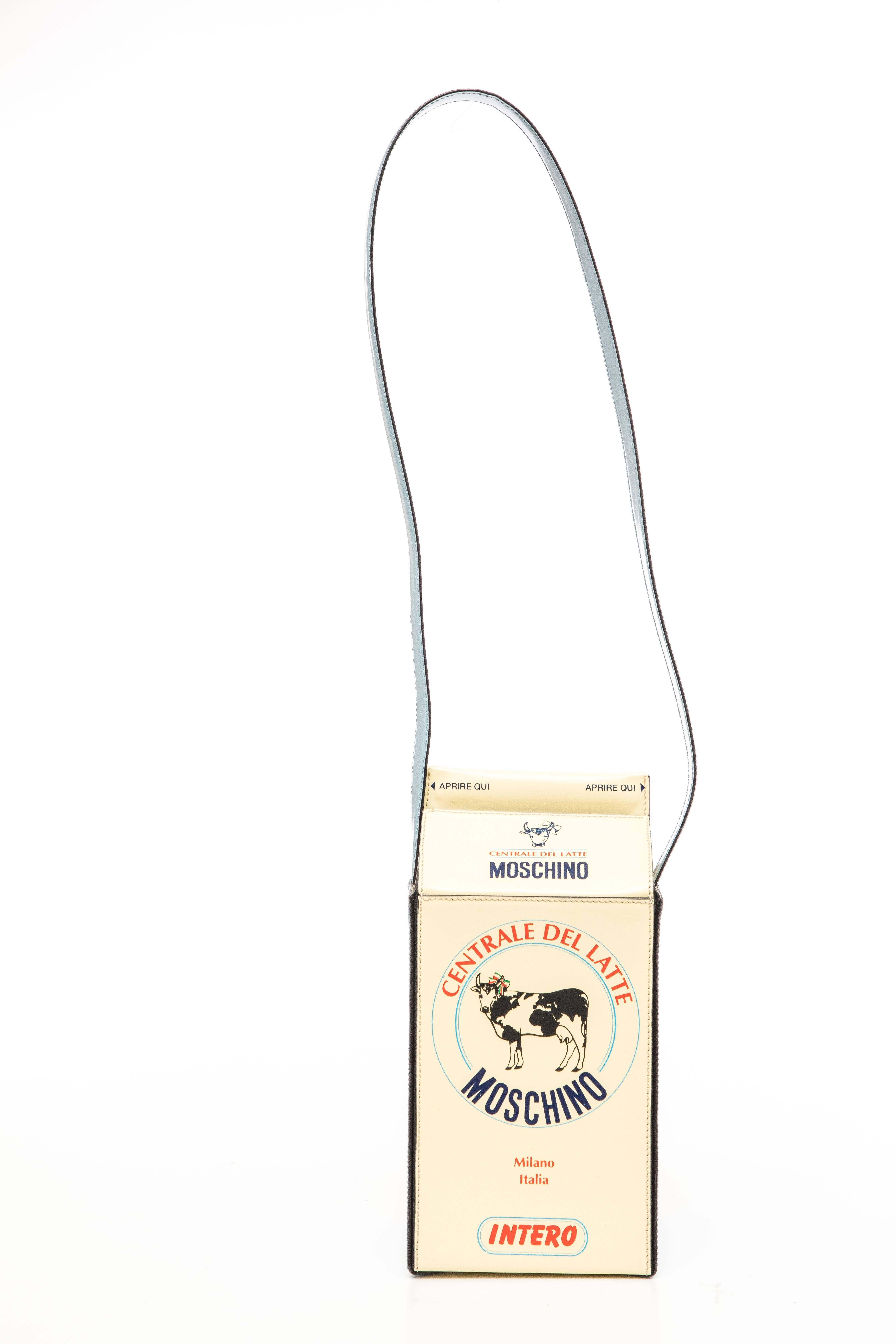 Moschino, ca. 1990, Milchtüten-Handtasche mit goldfarbener Hardware, einem flachen Schulterriemen, schwarzem Lederfutter und Schnappverschlüssen an der Oberseite. 

Fallende Schultergurte: 12, Höhe 9, Breite 4, Tiefe 4

