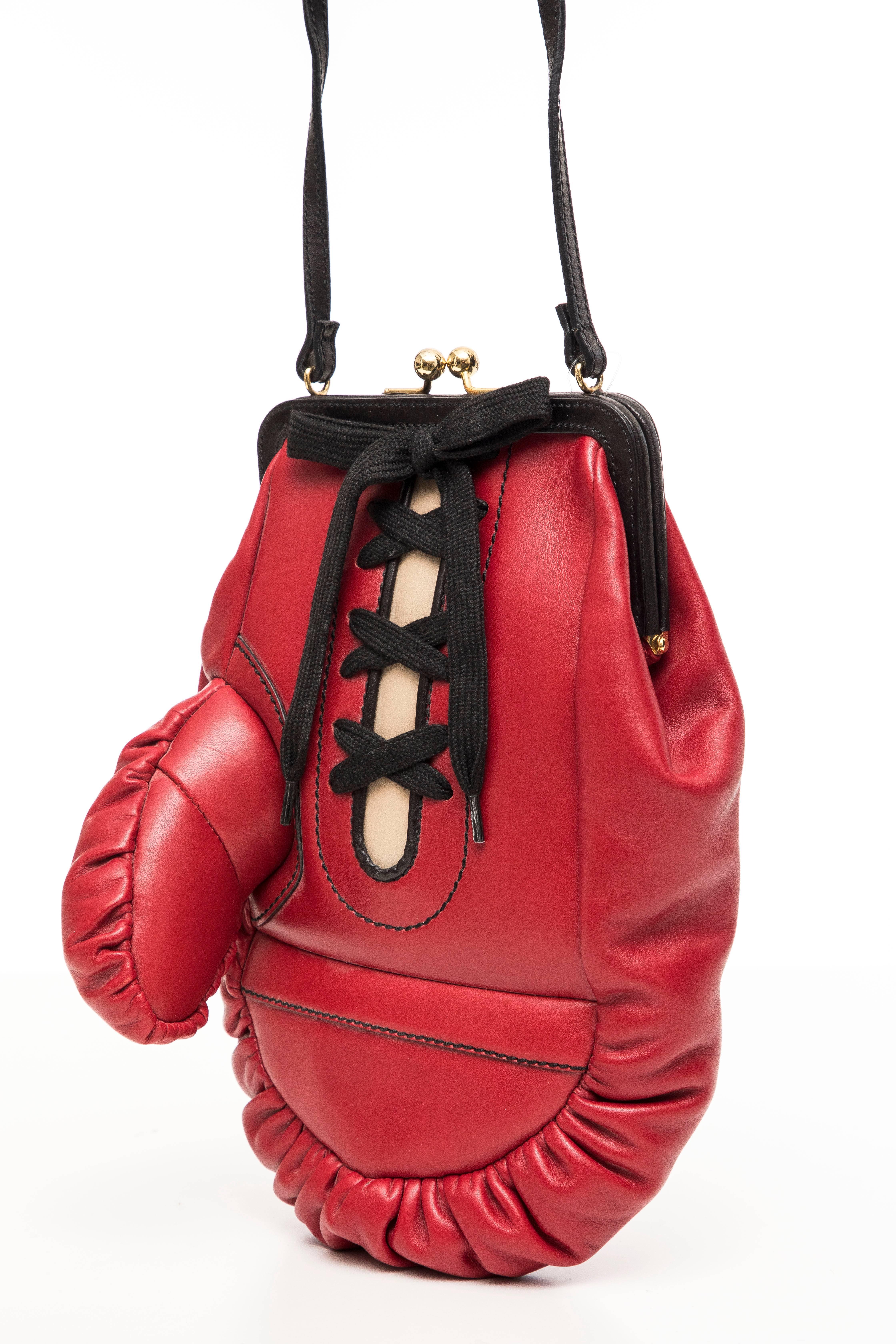 Rouge Moschino - Sac à main en cuir de défilé « Boxing Glove », printemps 2001