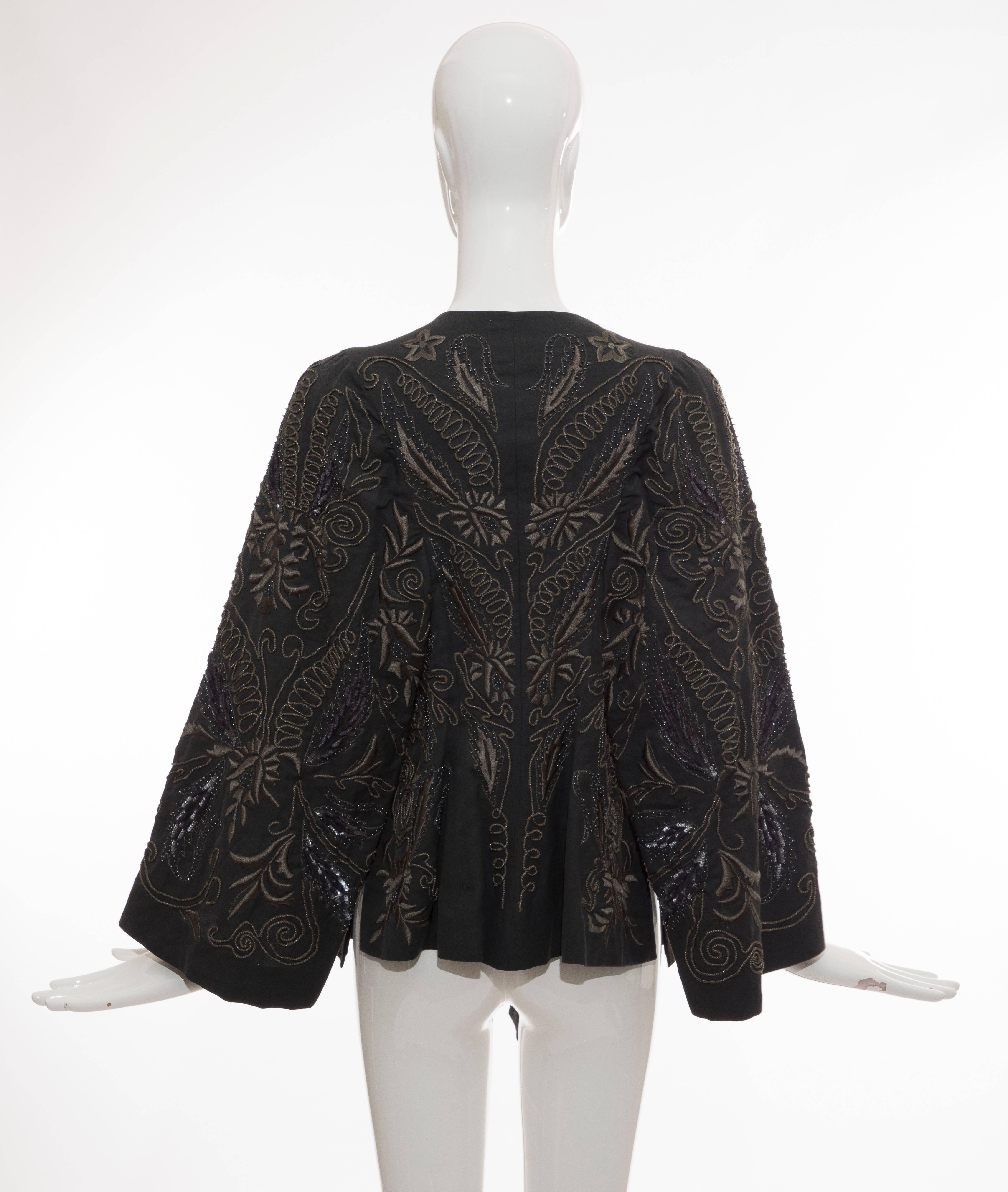 Dries Van Noten slate grey embroidered linen-blend jacket with embellished accent throughout, long sleeves and slash tie at waist.

FR. 36
US. 4

Bust: 30, Waist 32, Shoulder 12, Length 25, Sleeve 28

