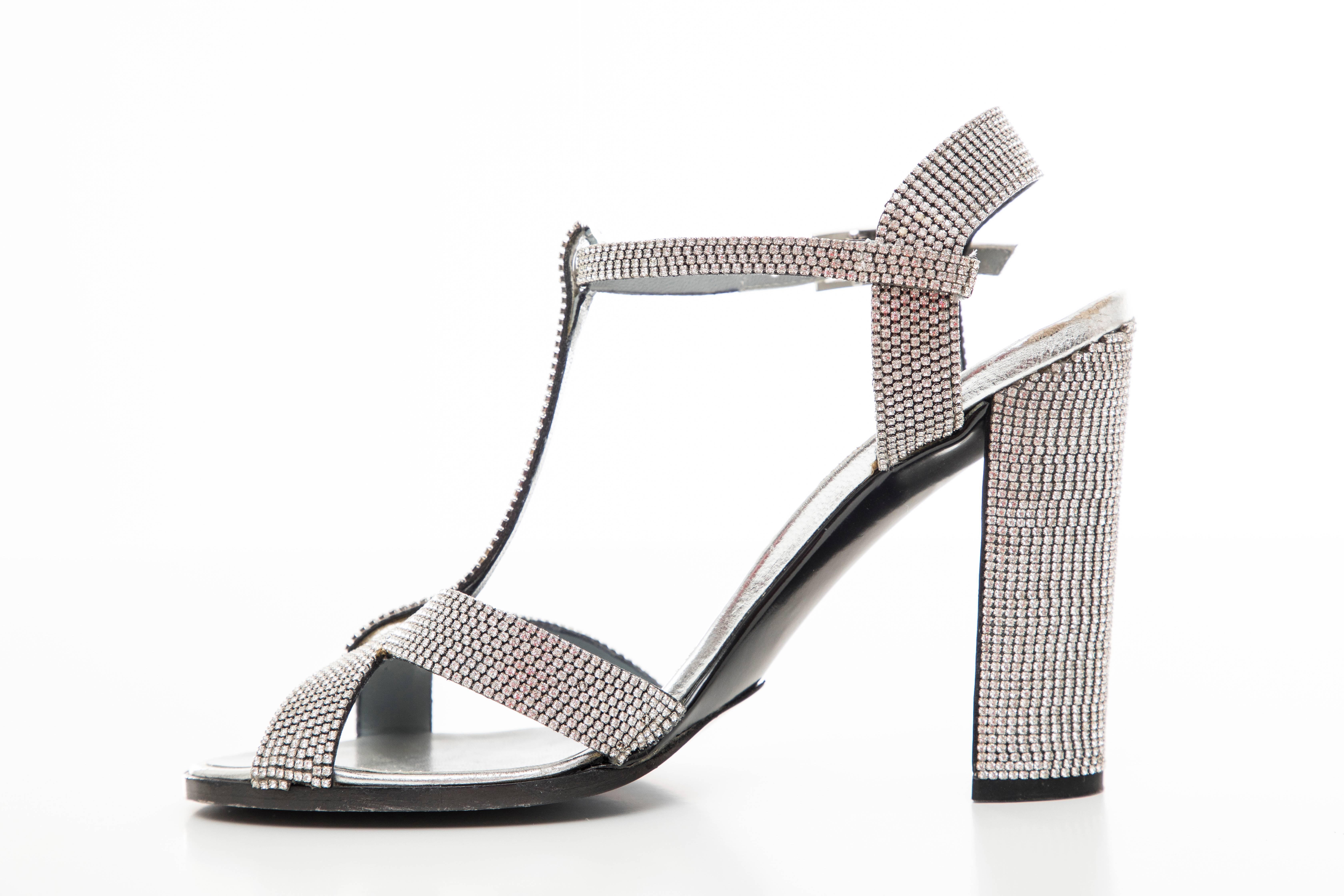 Tom Ford For Gucci Runway Metallic Silver Crystal T-Strap Sandals, Spring 2000 im Angebot 2