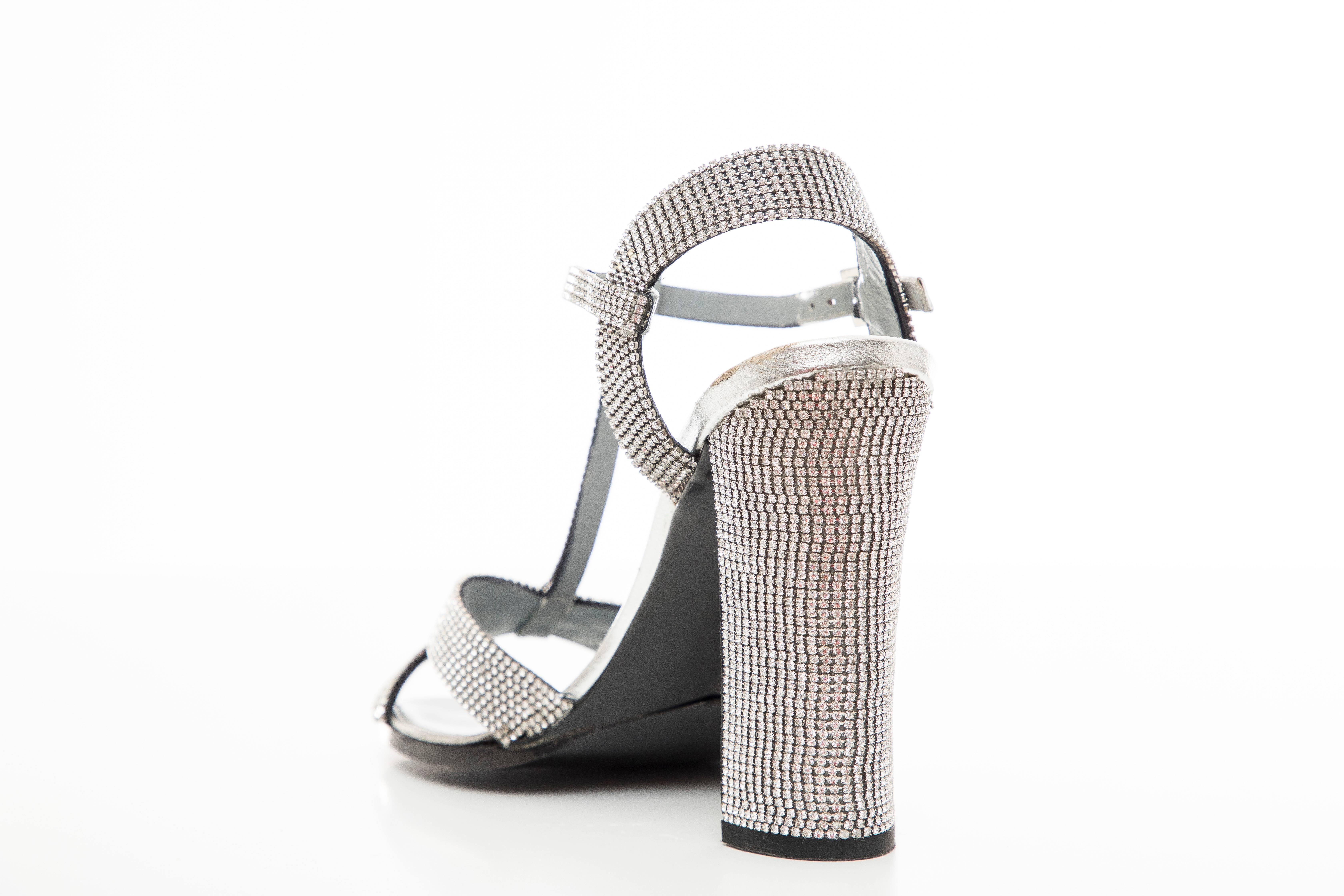 Tom Ford For Gucci Runway Metallic Silver Crystal T-Strap Sandals, Spring 2000 im Angebot 3