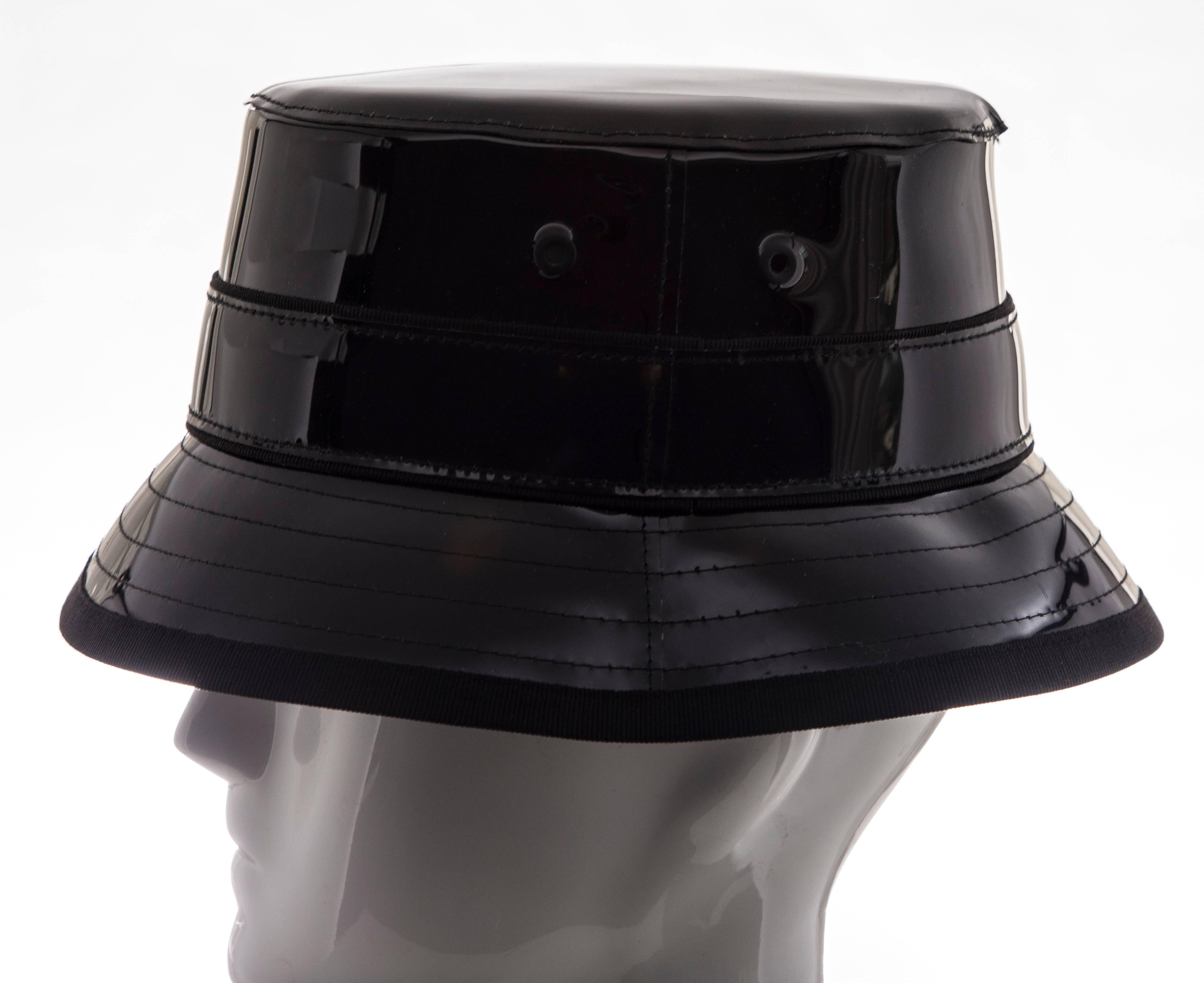Givenchy Riccardo Tisci Runway Bucket Hat aus schwarzem Lackleder für Herren:: Frühjahr 2017 1