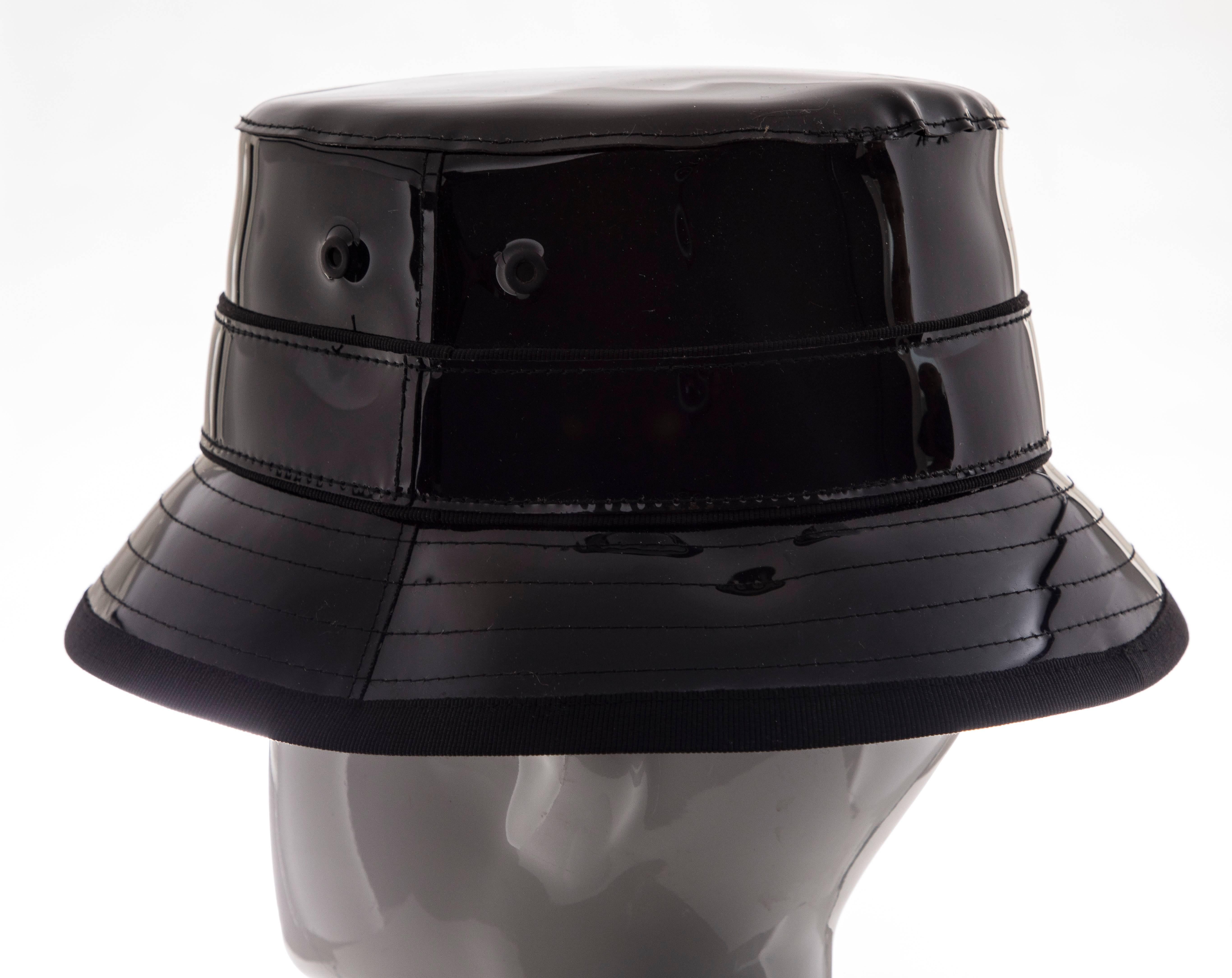 Givenchy Riccardo Tisci Runway Bucket Hat aus schwarzem Lackleder für Herren:: Frühjahr 2017 3