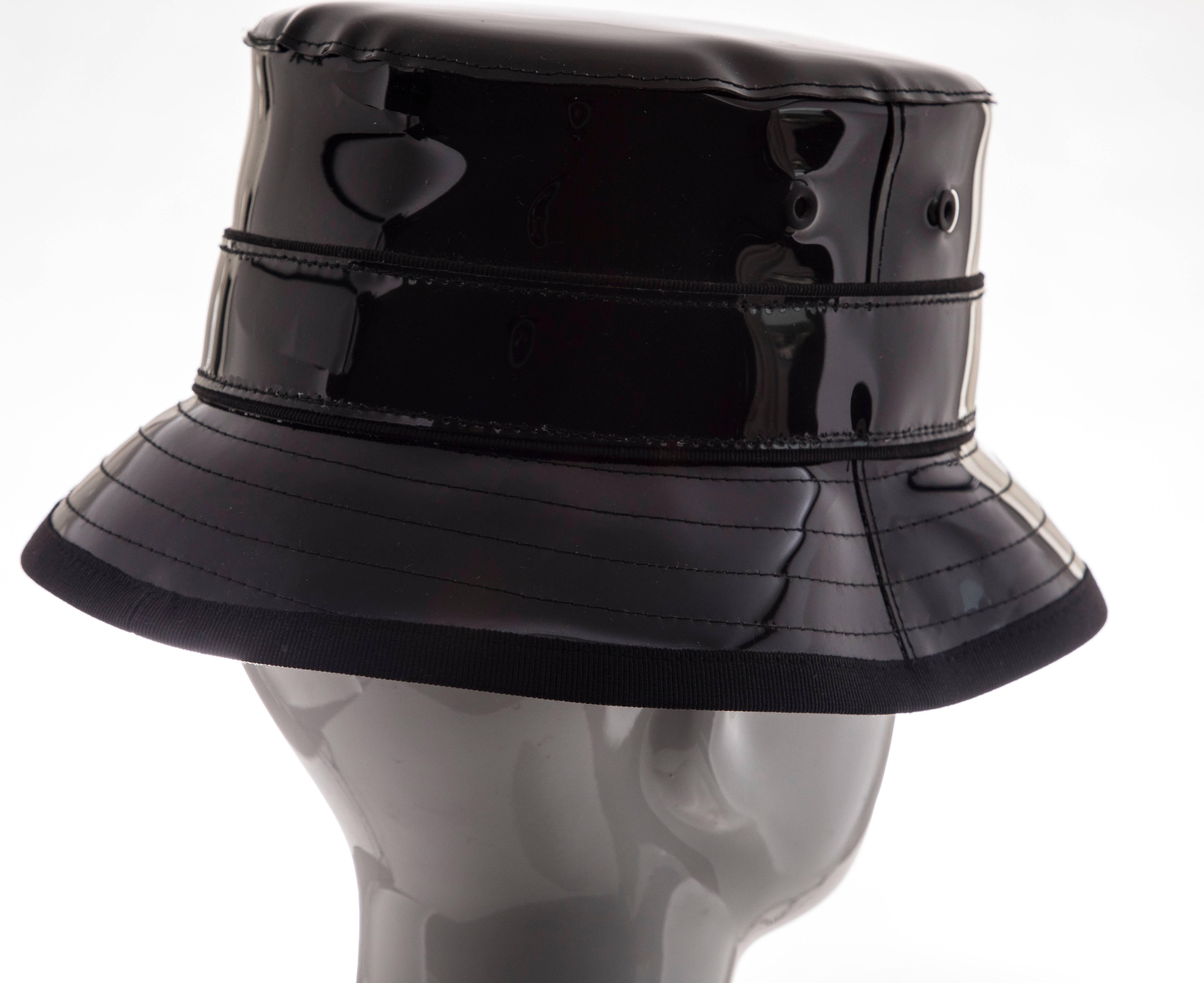 Givenchy Riccardo Tisci Runway Bucket Hat aus schwarzem Lackleder für Herren:: Frühjahr 2017 5