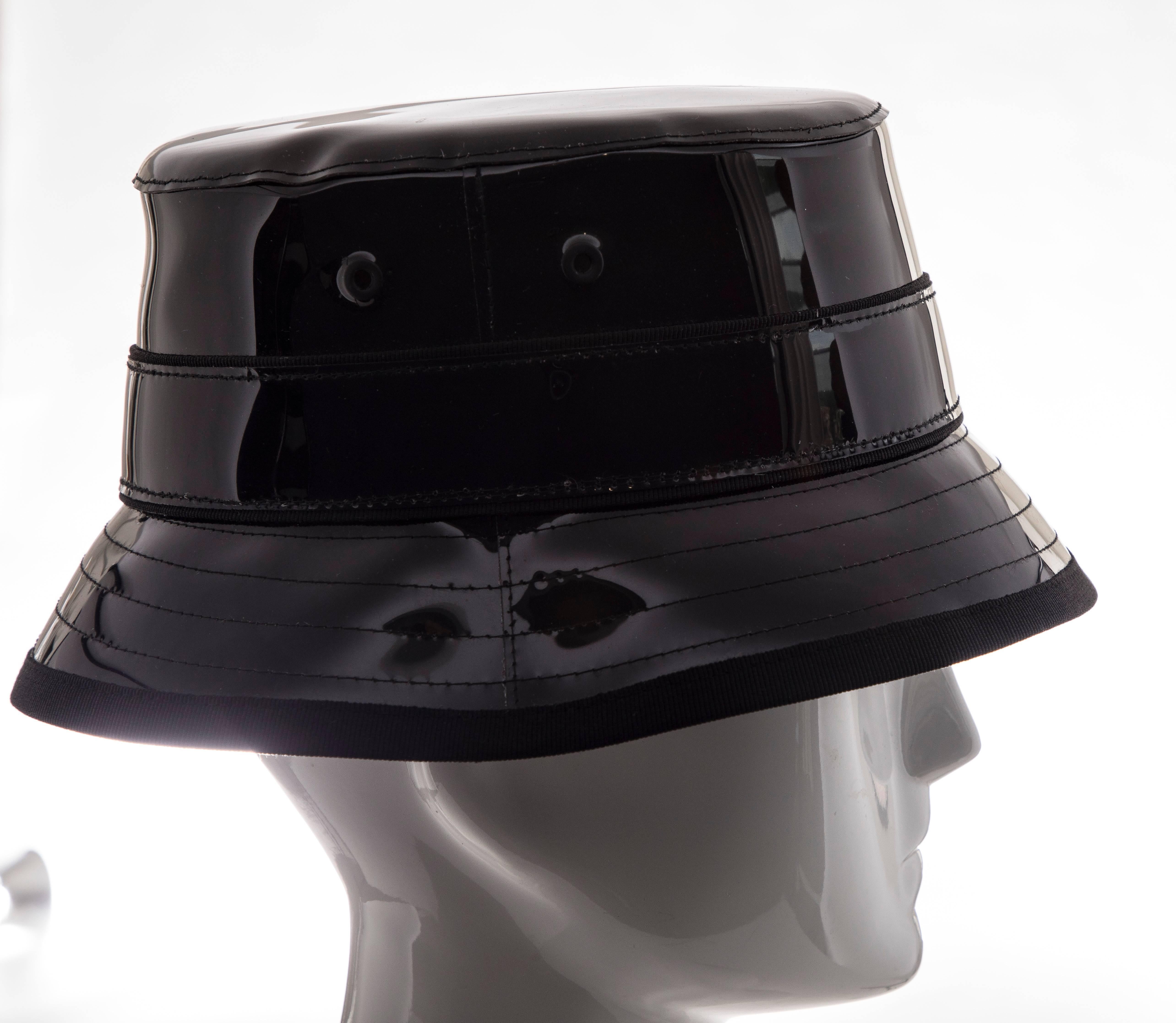 Givenchy Riccardo Tisci Runway Bucket Hat aus schwarzem Lackleder für Herren:: Frühjahr 2017 6