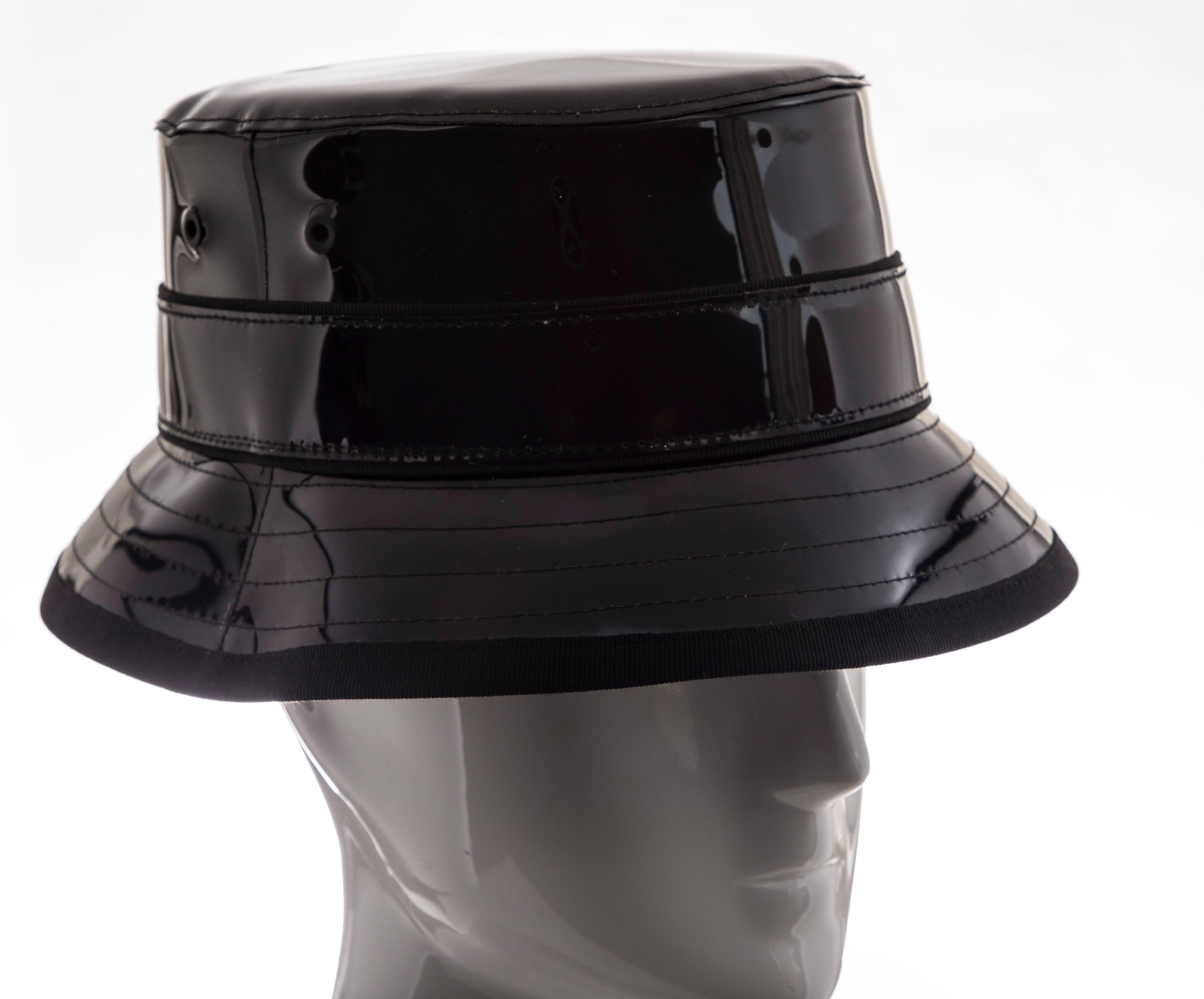 Givenchy Riccardo Tisci Runway Bucket Hat aus schwarzem Lackleder für Herren:: Frühjahr 2017 7