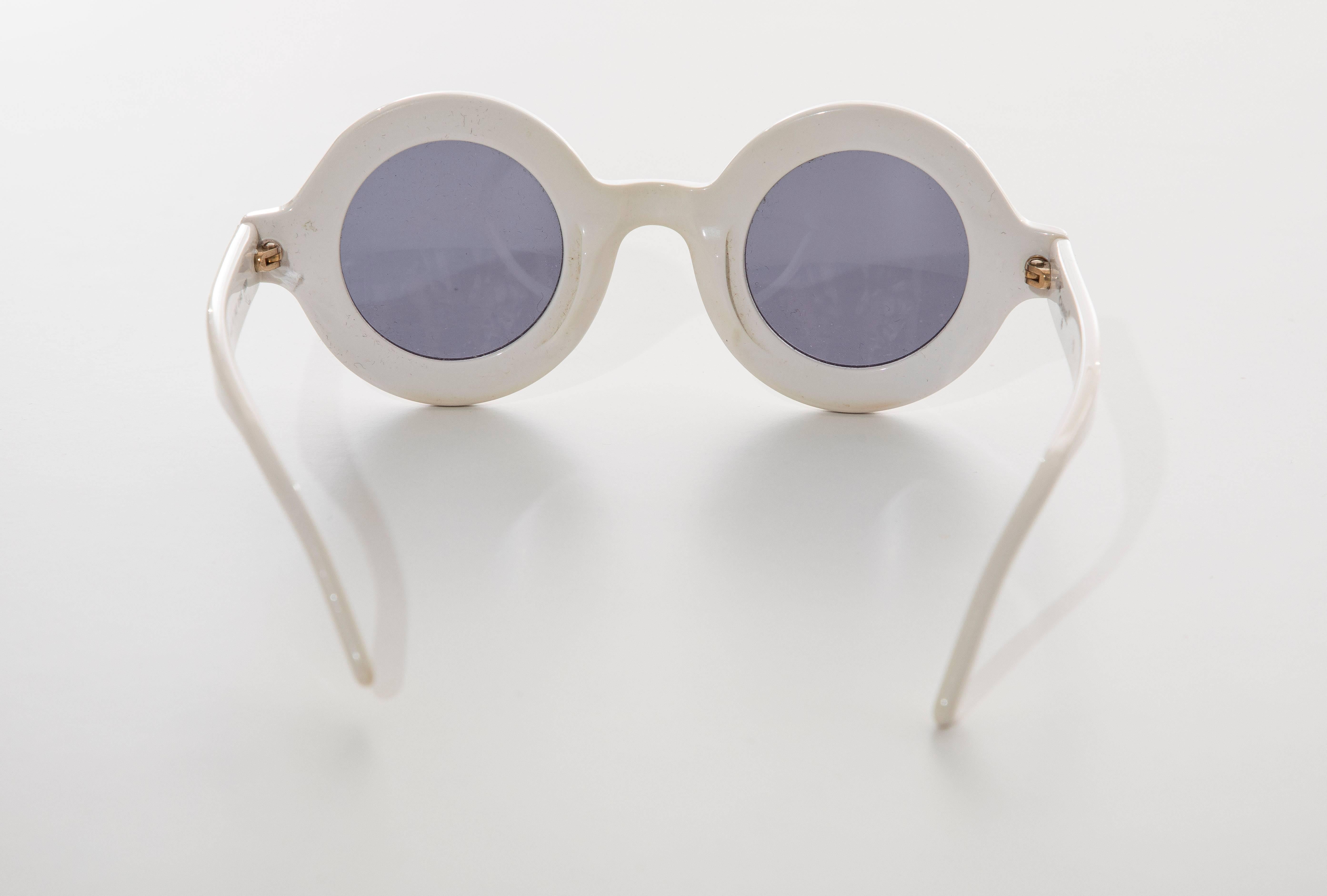 Chanel Runway Logo Round White Sunglasses With Tinted Lenses, Spring 1993 In Excellent Condition In Cincinnati, OH