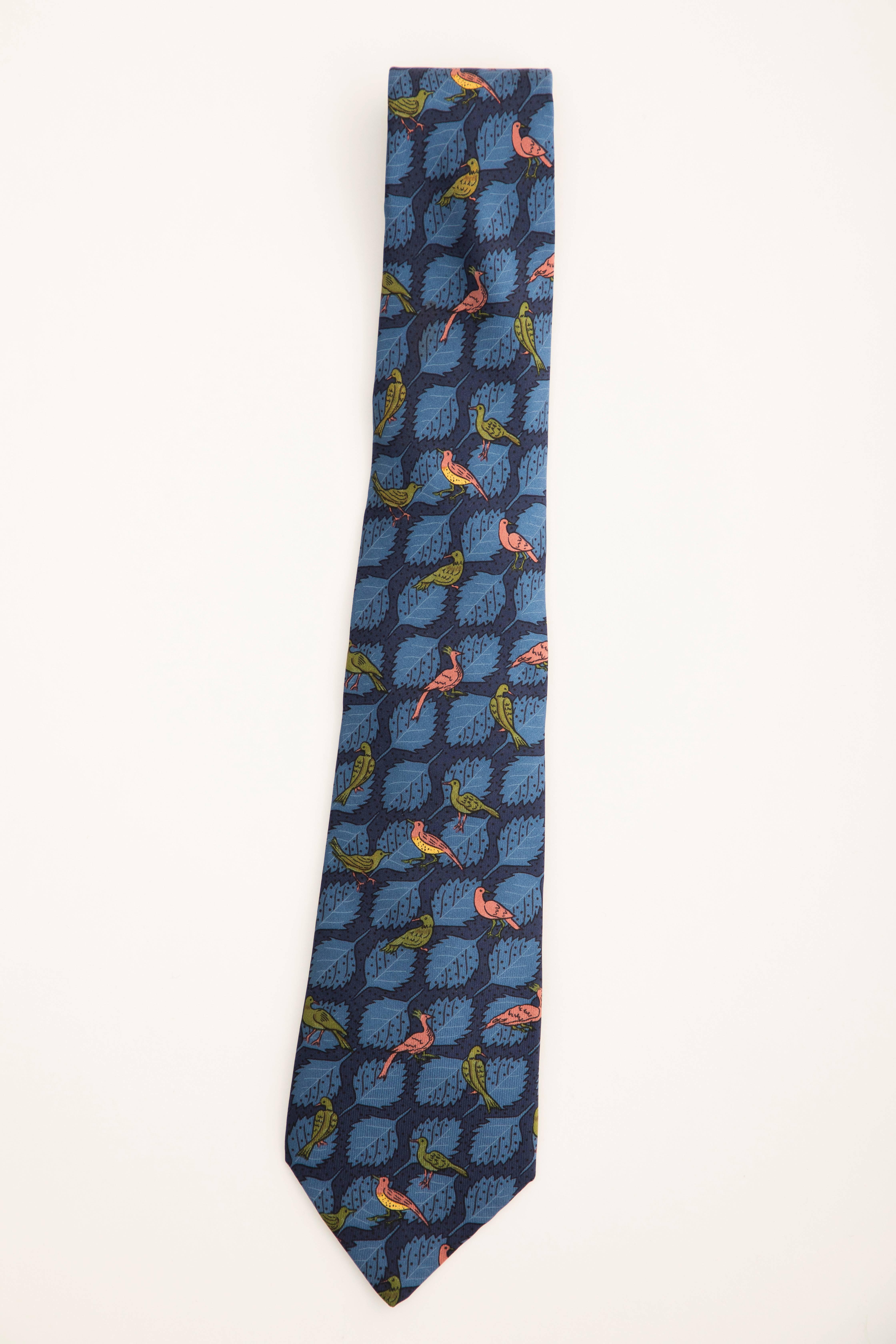  Hermès men's printed blue silk tie with bird and leaf motif throughout.


Length: 57, Width 3
