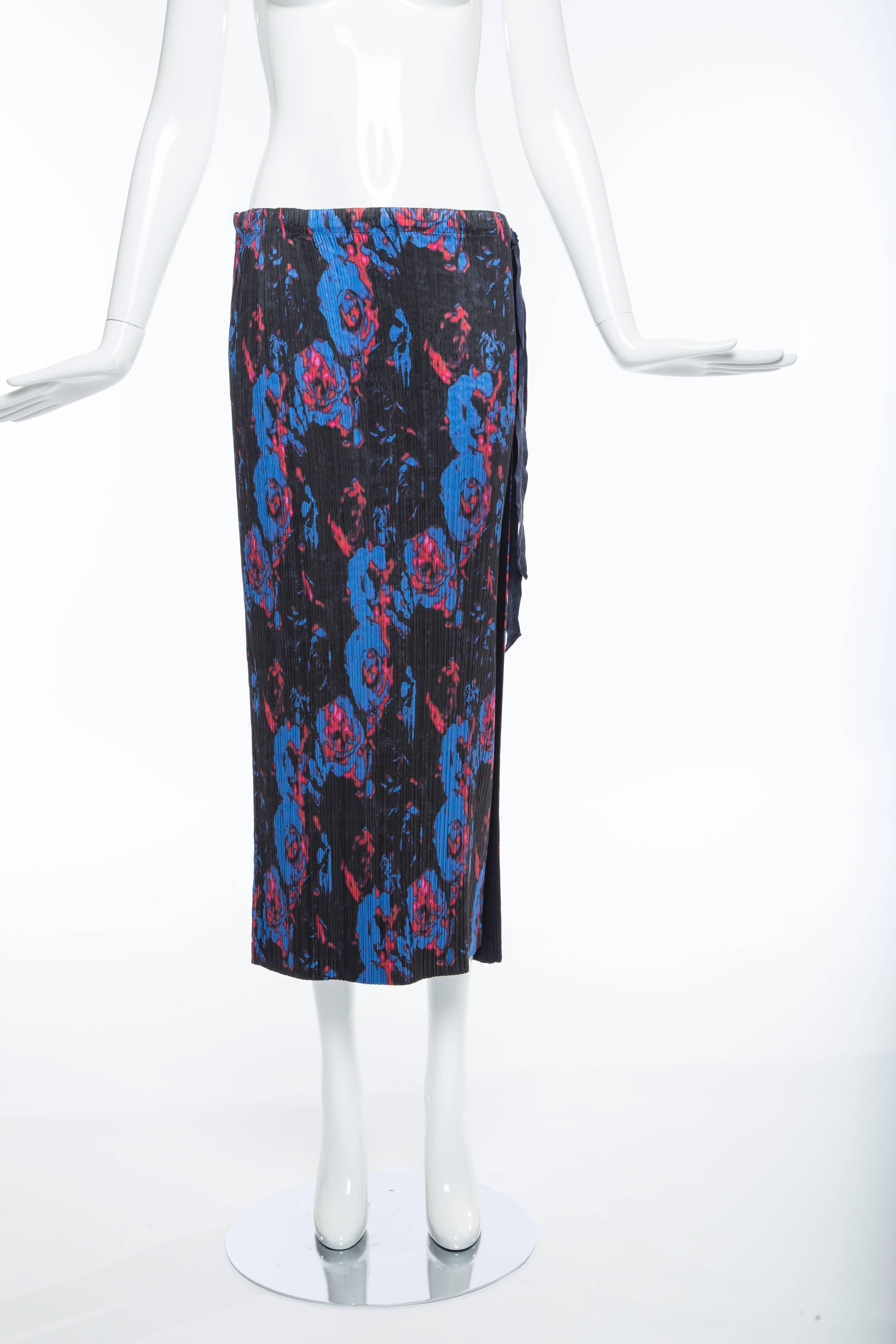 Issey Miyake, Spring 2007, navy blue printed reversible double layered silk polyester pleated skirt.

Japan Size 2