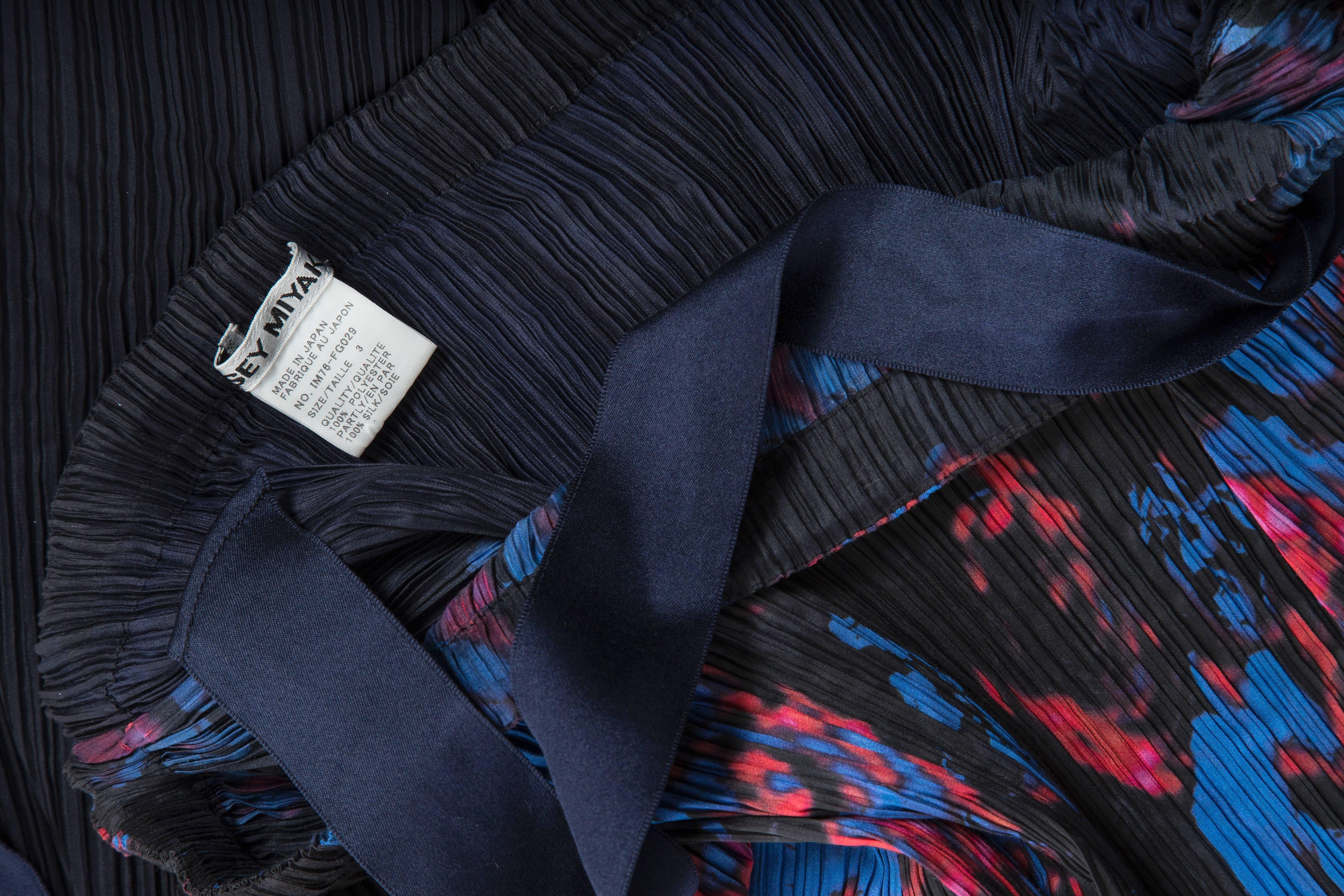 Issey Miyake Navy Blue Printed Silk Pleated Skirt,  Spring 2007 For Sale 5