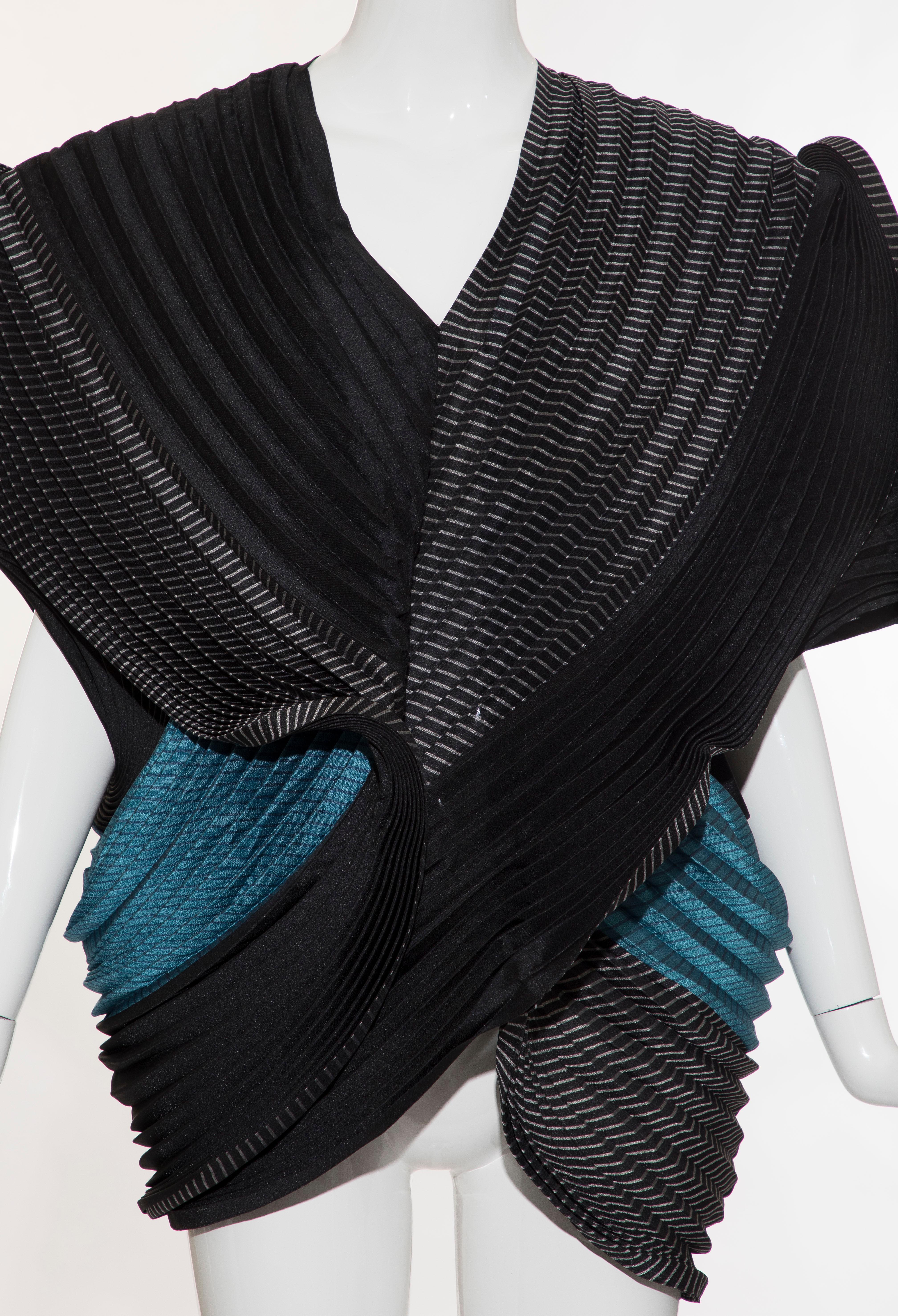 Issey Miyake Runway Fall 2014, black pleated top.

Japan: Medium

Bust: 70, Waist 44, Length 29
