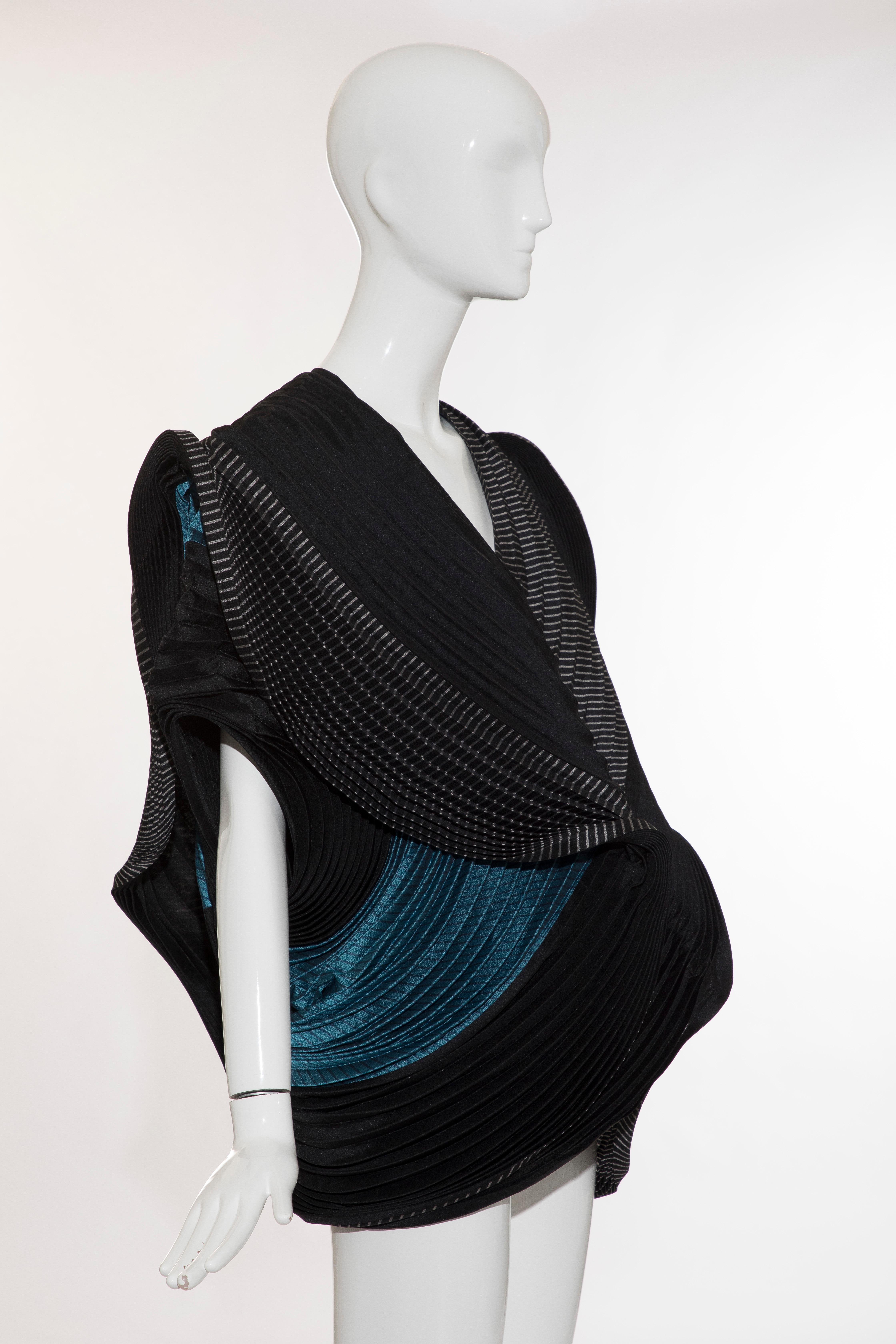 Issey Miyake Runway Black Turquoise Pleated Top, Fall 2014 In Excellent Condition In Cincinnati, OH