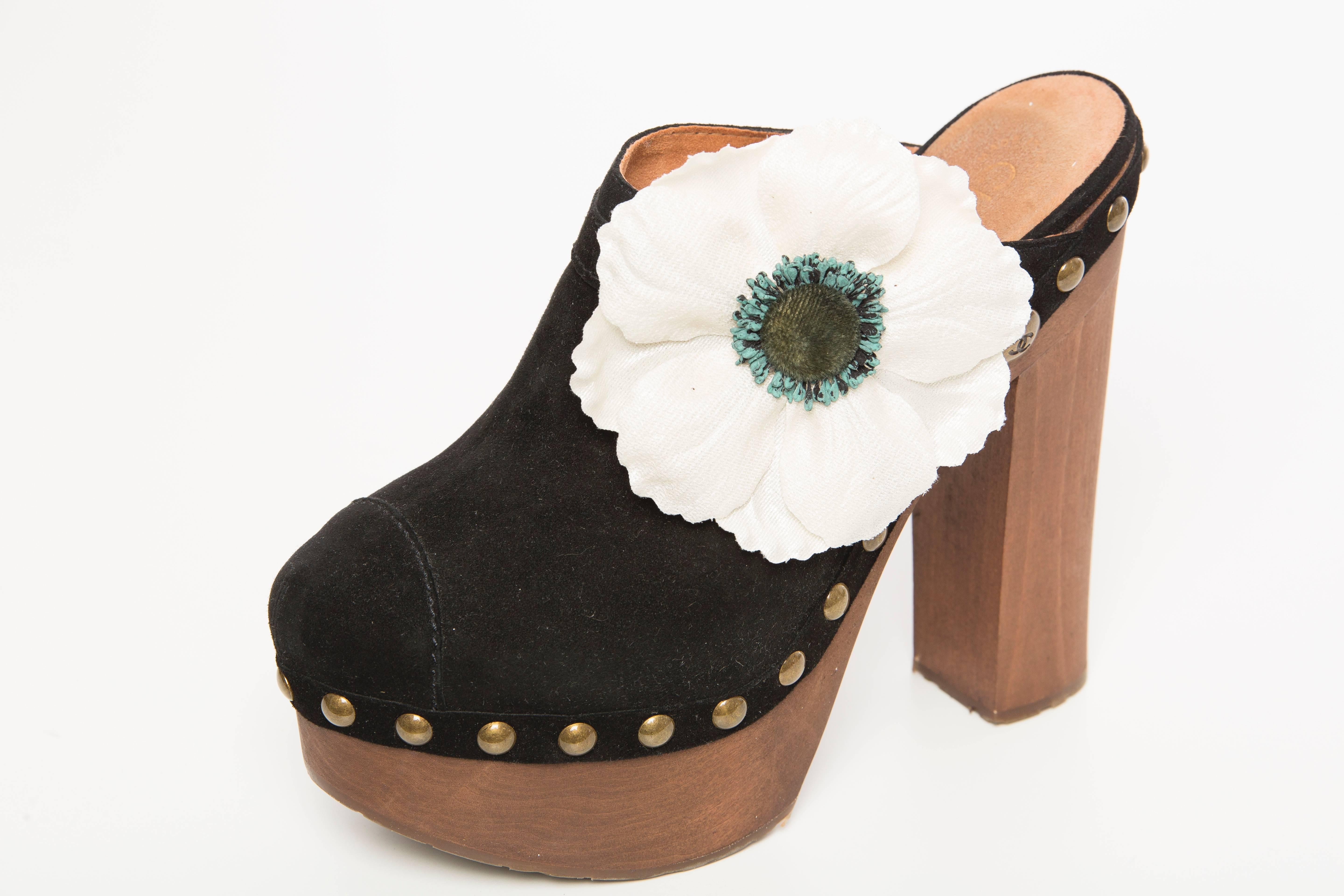 Chanel Black Suede Clogs With Appliqué Camelia Flower, Spring - Summer 2010 For Sale 1
