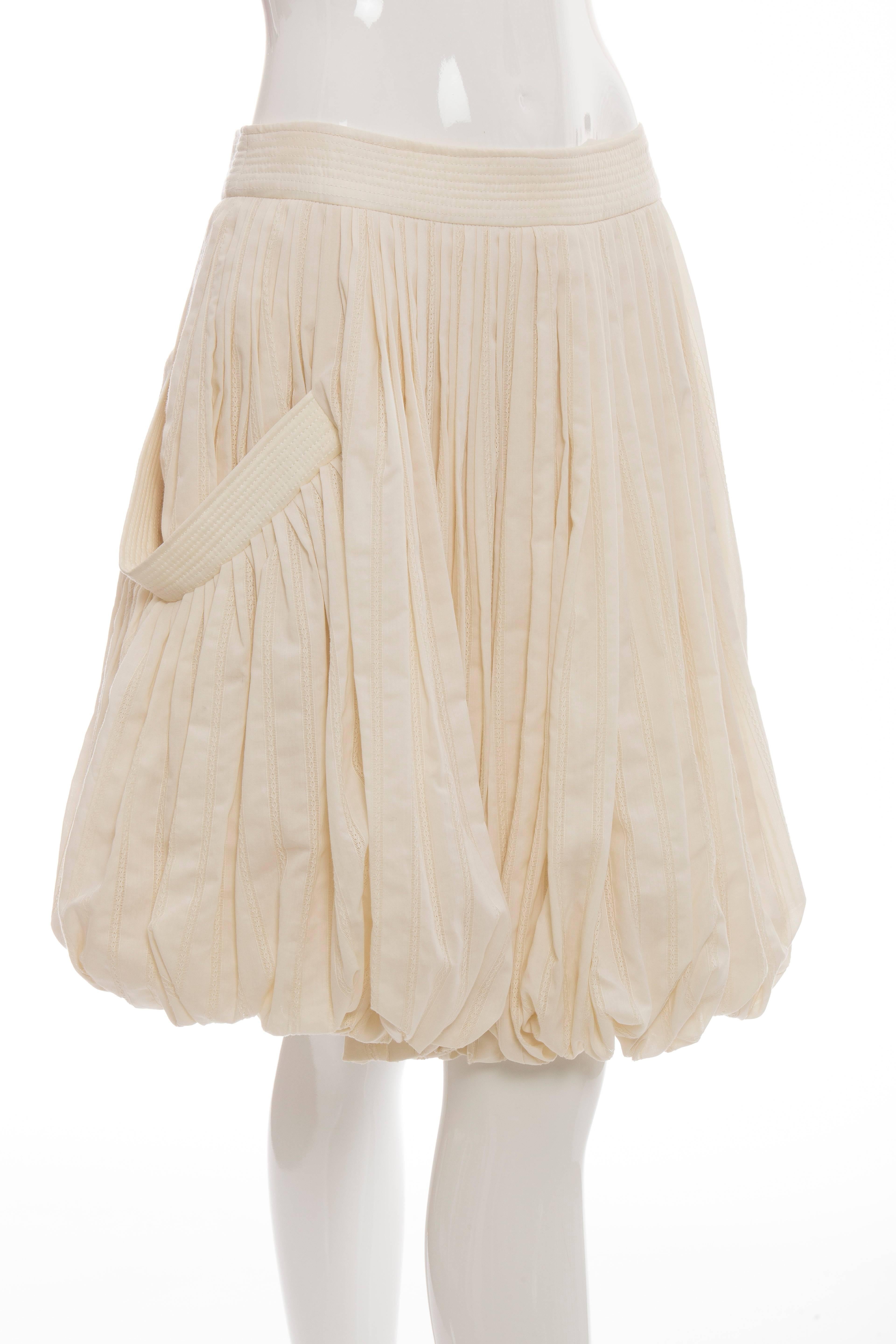 Alexander McQueen, Spring-Summer 2006 cream pleated cotton skirt with two side deep pockets, side zipper and cotton lining.  

EU. 42
US. 6

Waist 30, Length 23