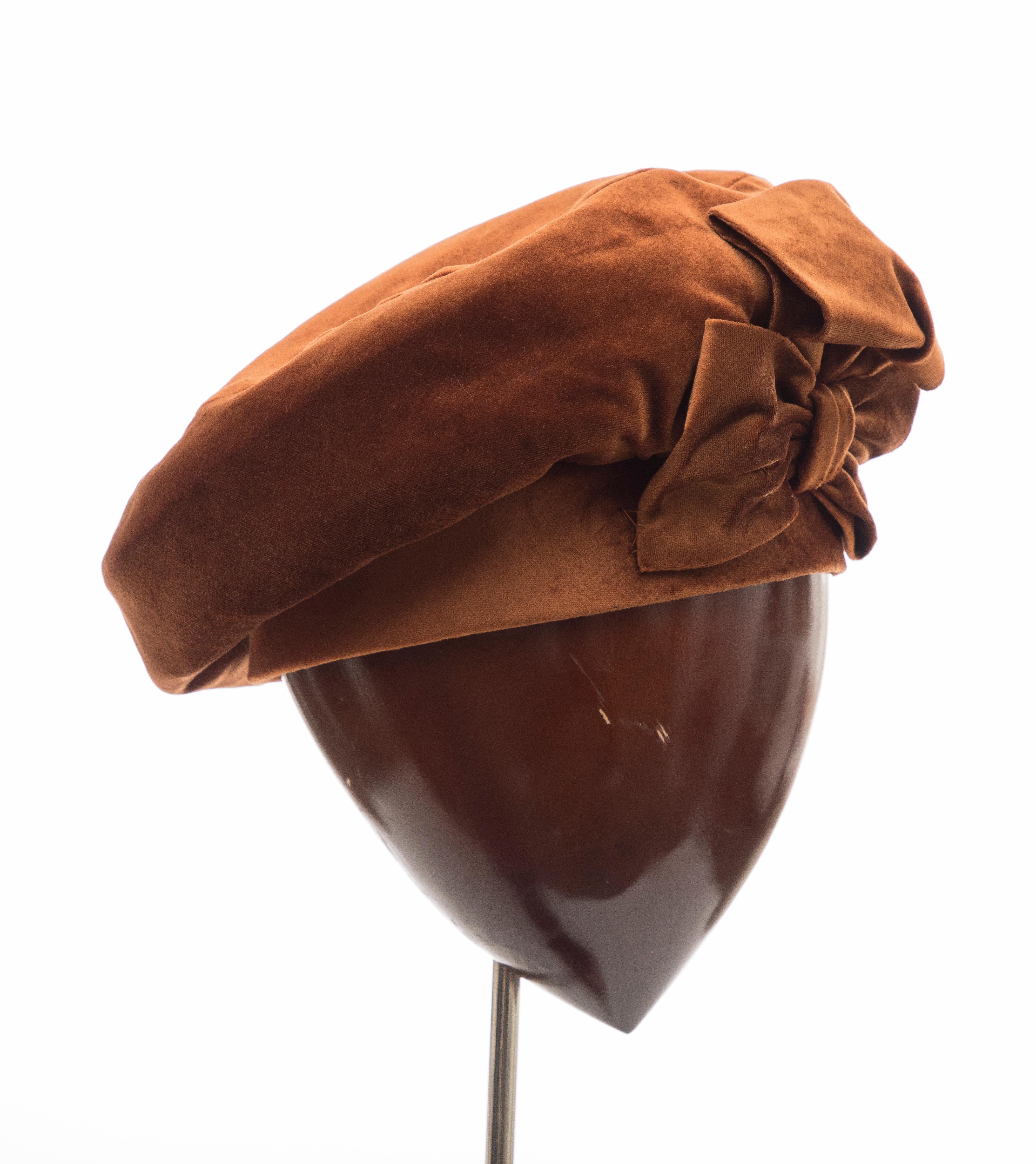 Mr. John Silk Velvet Hat, Circa: 1950's Damen im Angebot