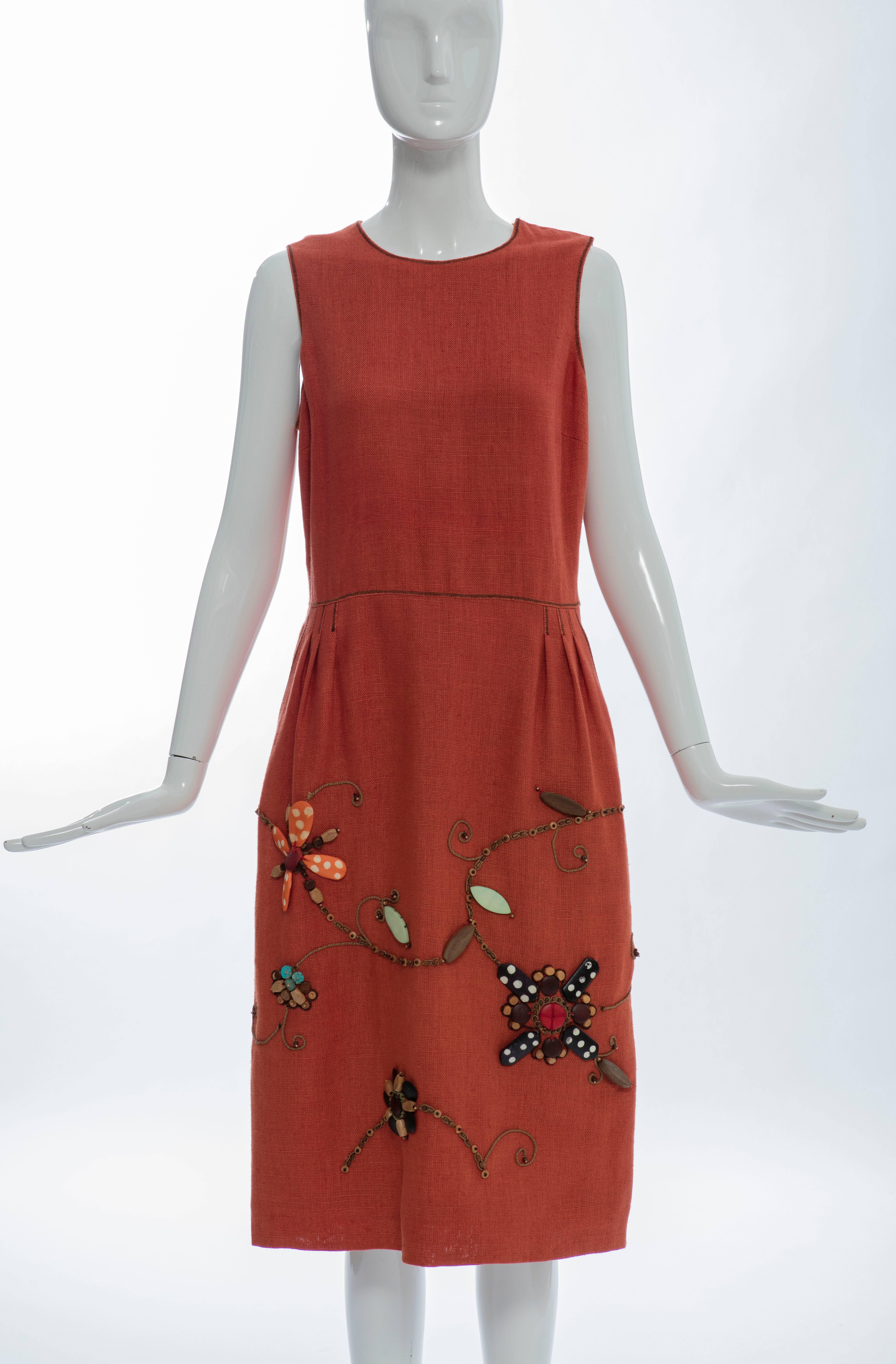 Oscar de la Renta, Spring-Summer 2006 terracotta linen sleeveless dress with pleated waist, wood bead embroidery, two silk lined front pockets side zip and hook and eye closure and fully lined in silk.

Retail: $2450

US. 10

Bust 38, Waist 31, Hips