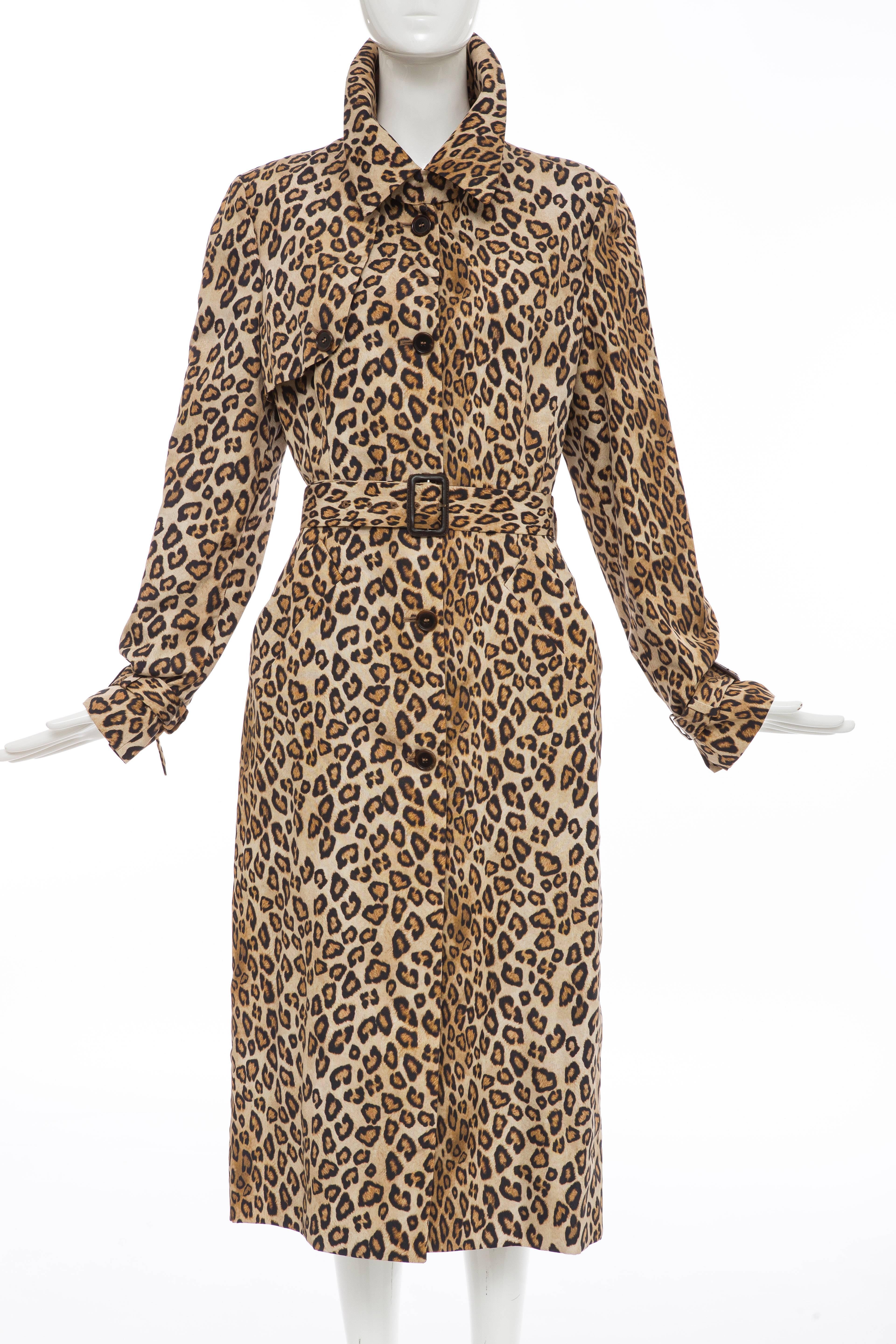 Alexander McQueen, Autumn-Winter 2005 leopard print silk trench coat with removable belt, two front pockets, inverted pleat at back and front button closures.

EU. size 44
US. size 8