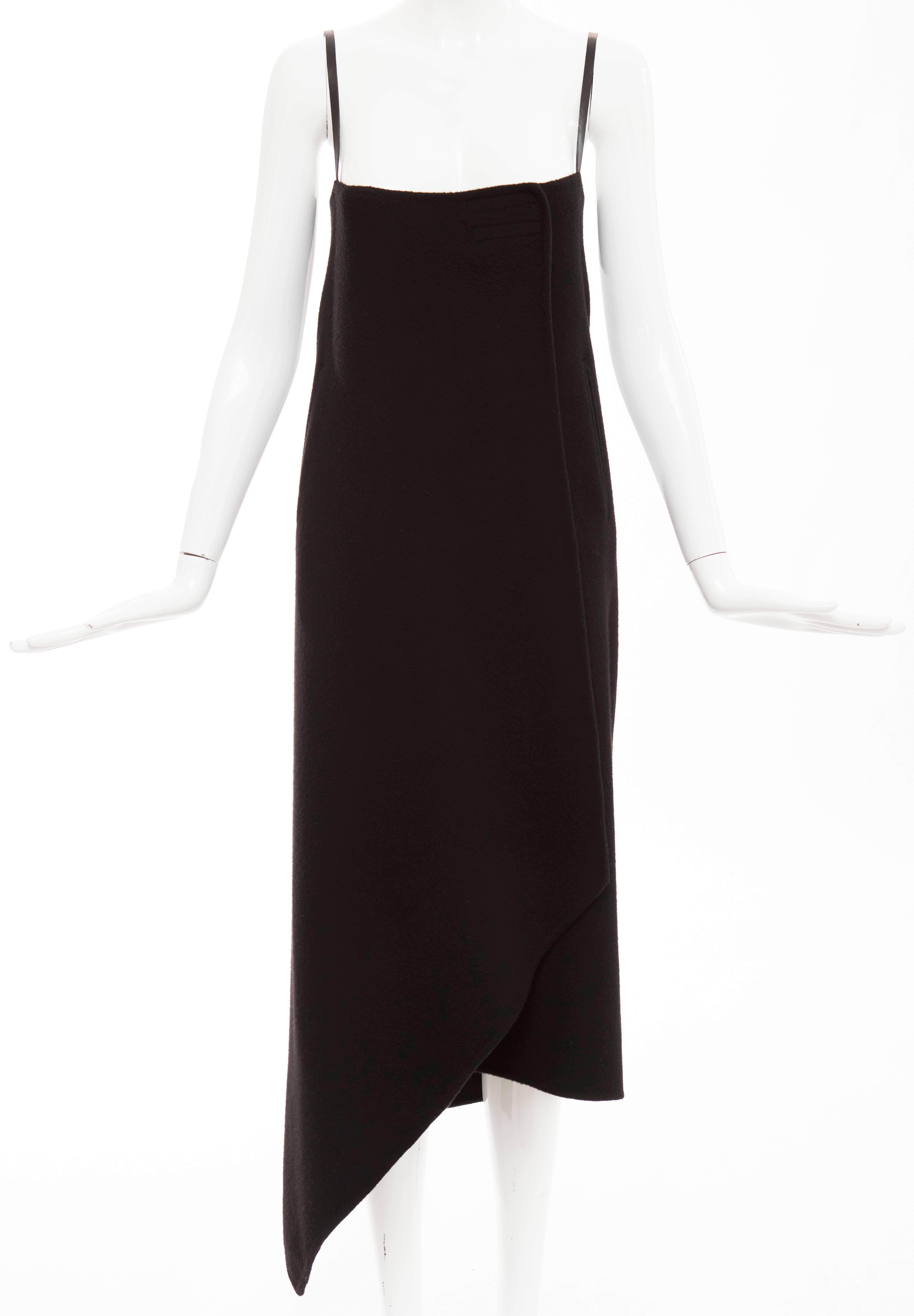 John Bartlett, Autumn-Winter 1999, black double-faced cashmere dress with black leather shoulder straps, velcro closure, two front pockets and asymmetrical hem.

UU. 42