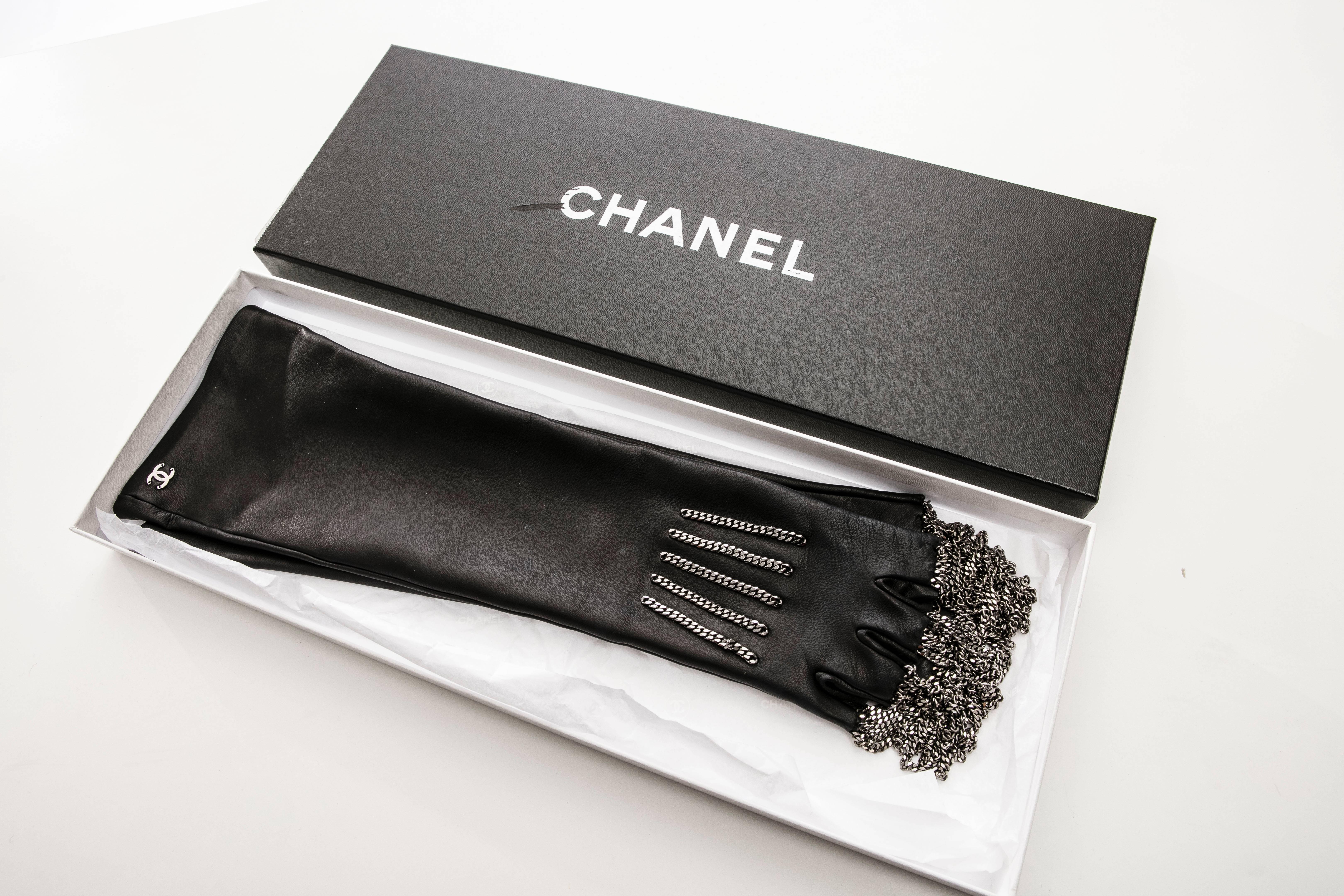 Chanel Black Lambskin Fingerless Gloves With Gunmetal Fringe Chain, Fall 2008  In Excellent Condition In Cincinnati, OH