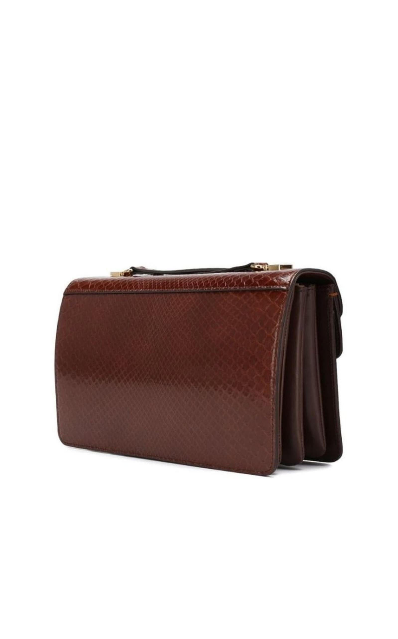 Le sac à bandoulière est fabriqué en cuir multicolore.
La fermeture du rabat est complétée par un emboîtement de g qui est mis en valeur par des tons contrastés or et argent.
Python marron, cognac et vert vintage.
Fermoir en forme de g à