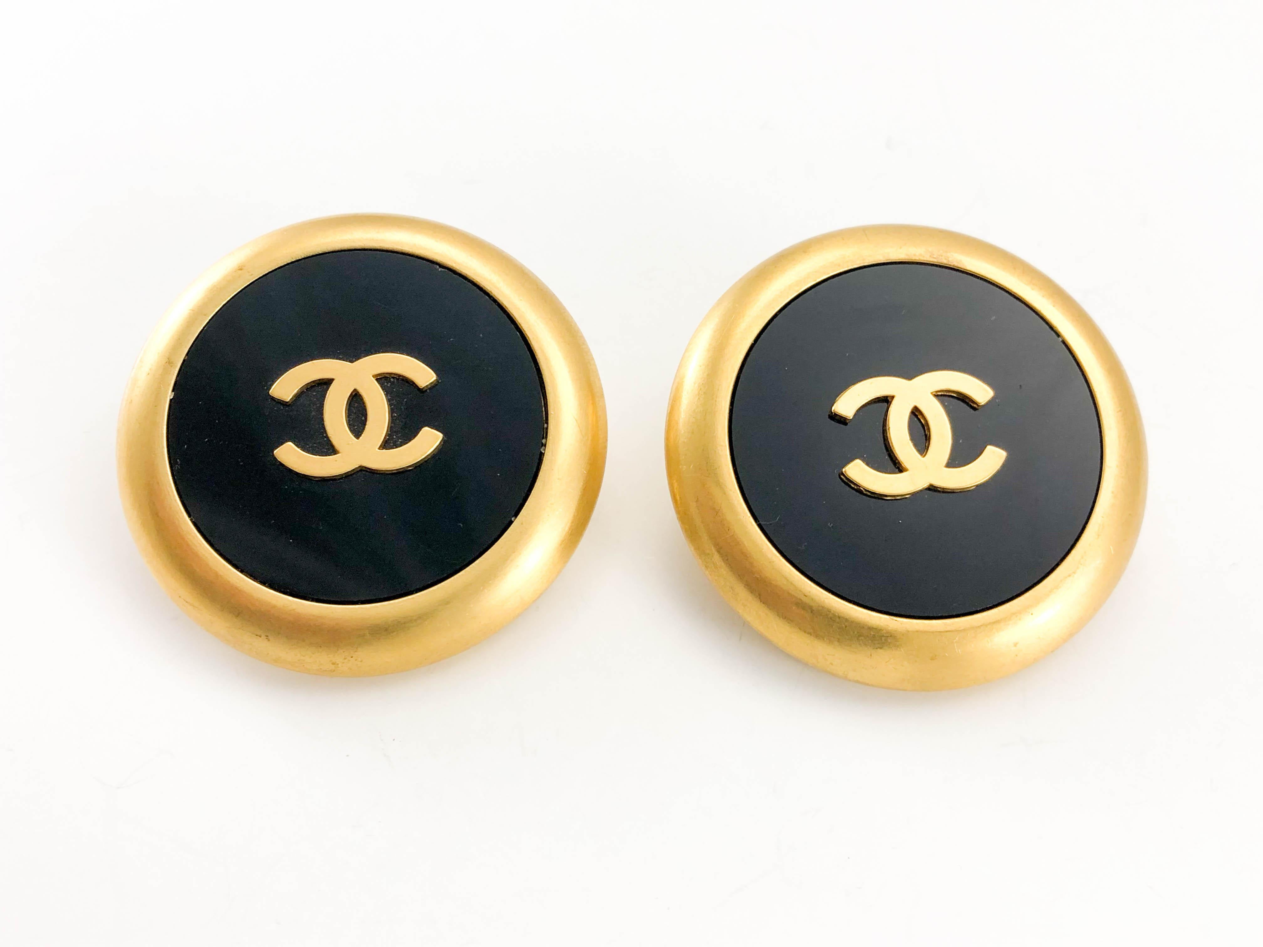 Women's 1992 Chanel Large Black And Golden Round Logo Earrings For Sale