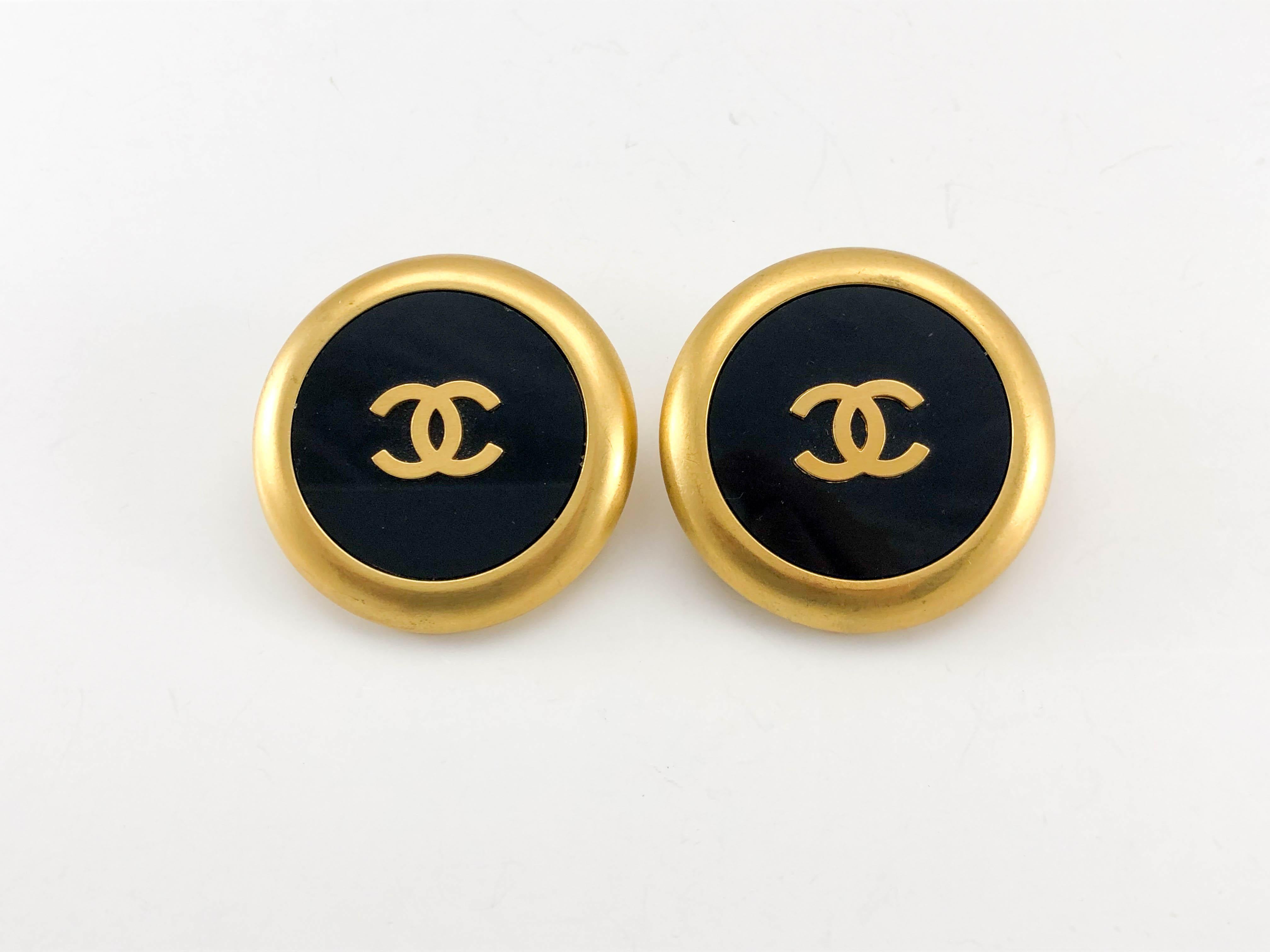 1992 Chanel Large Black And Golden Round Logo Earrings For Sale 2