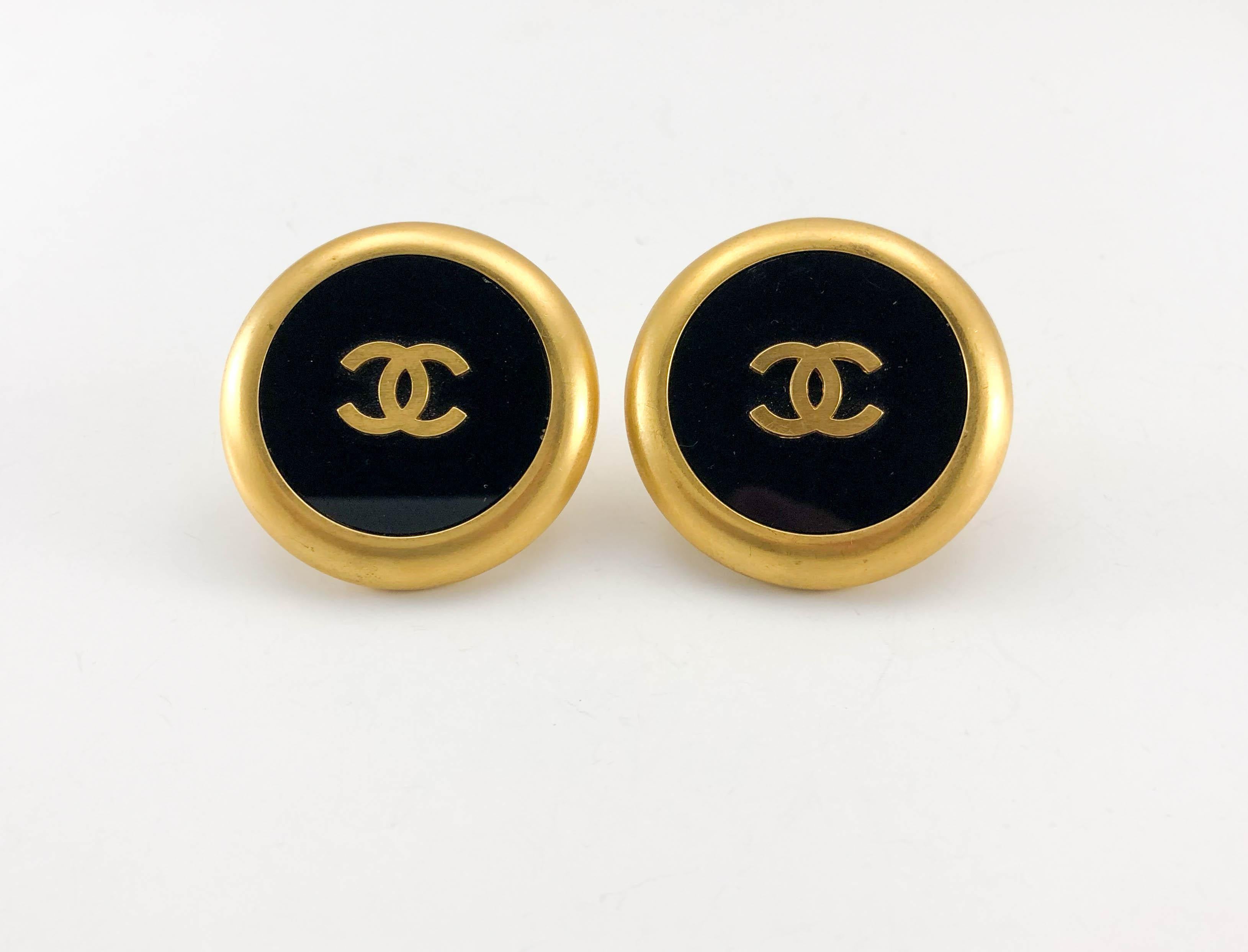 1992 Chanel Large Black And Golden Round Logo Earrings For Sale 3
