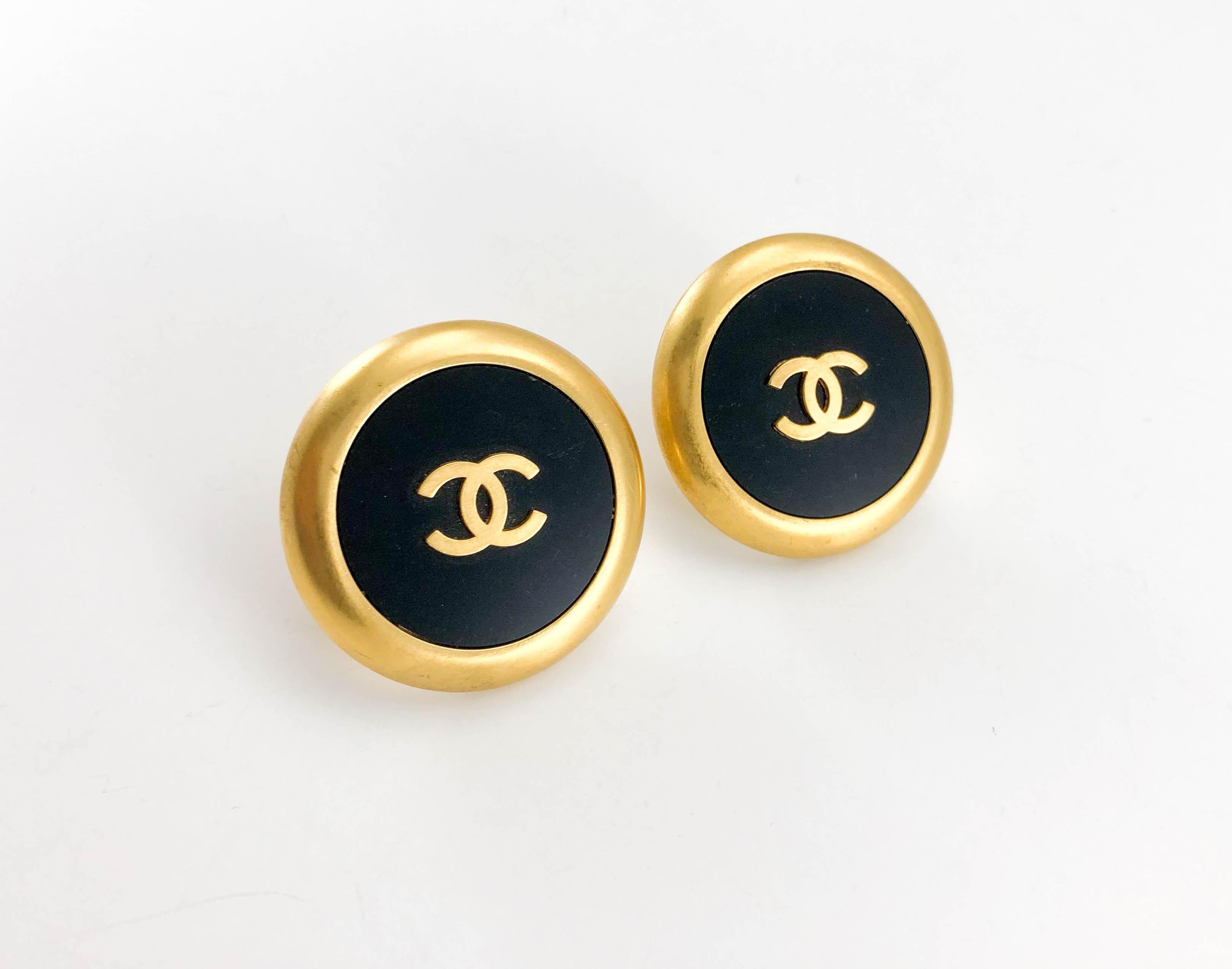 1992 Chanel Large Black And Golden Round Logo Earrings For Sale 4