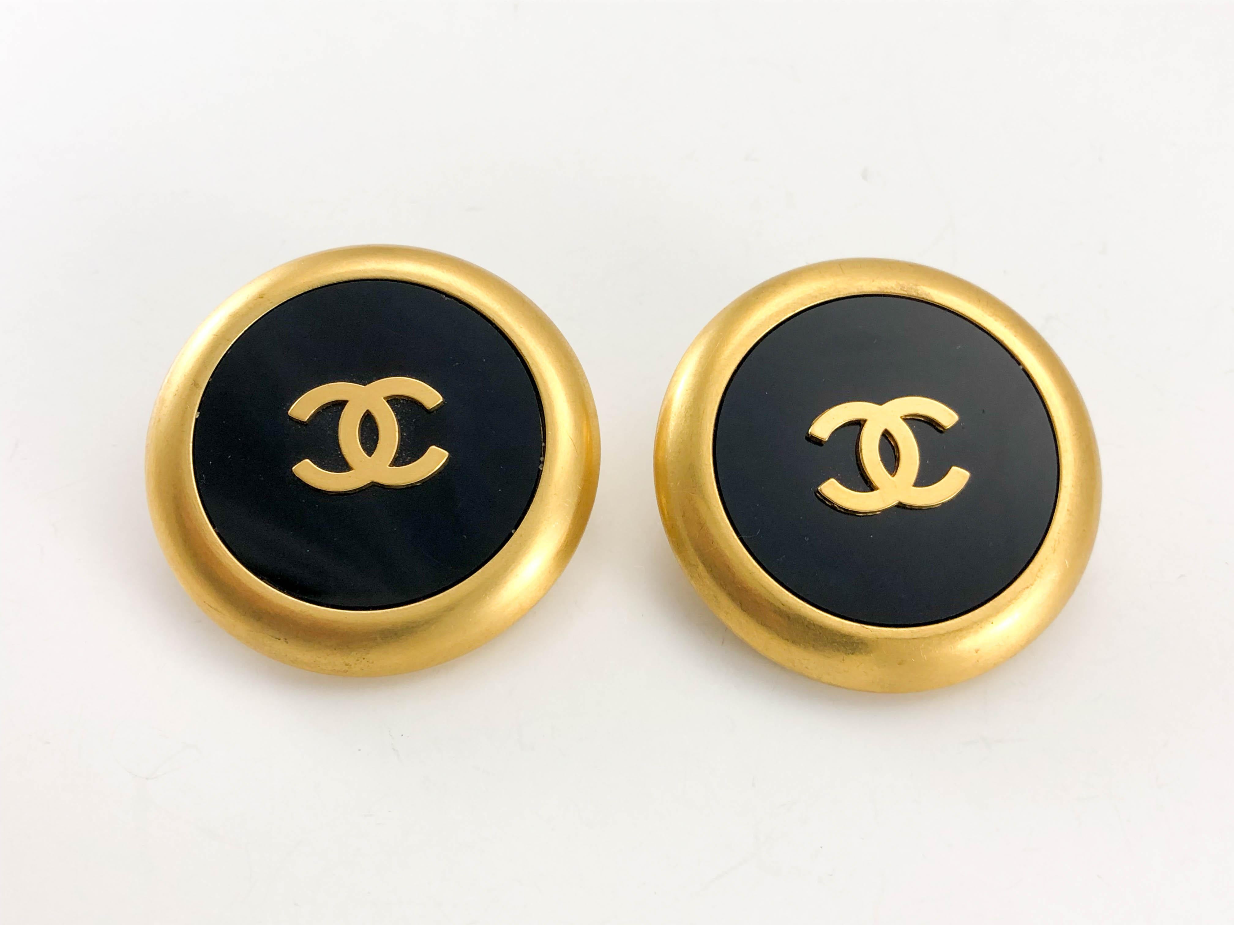 1992 Chanel Large Black And Golden Round Logo Earrings In Excellent Condition For Sale In London, Chelsea