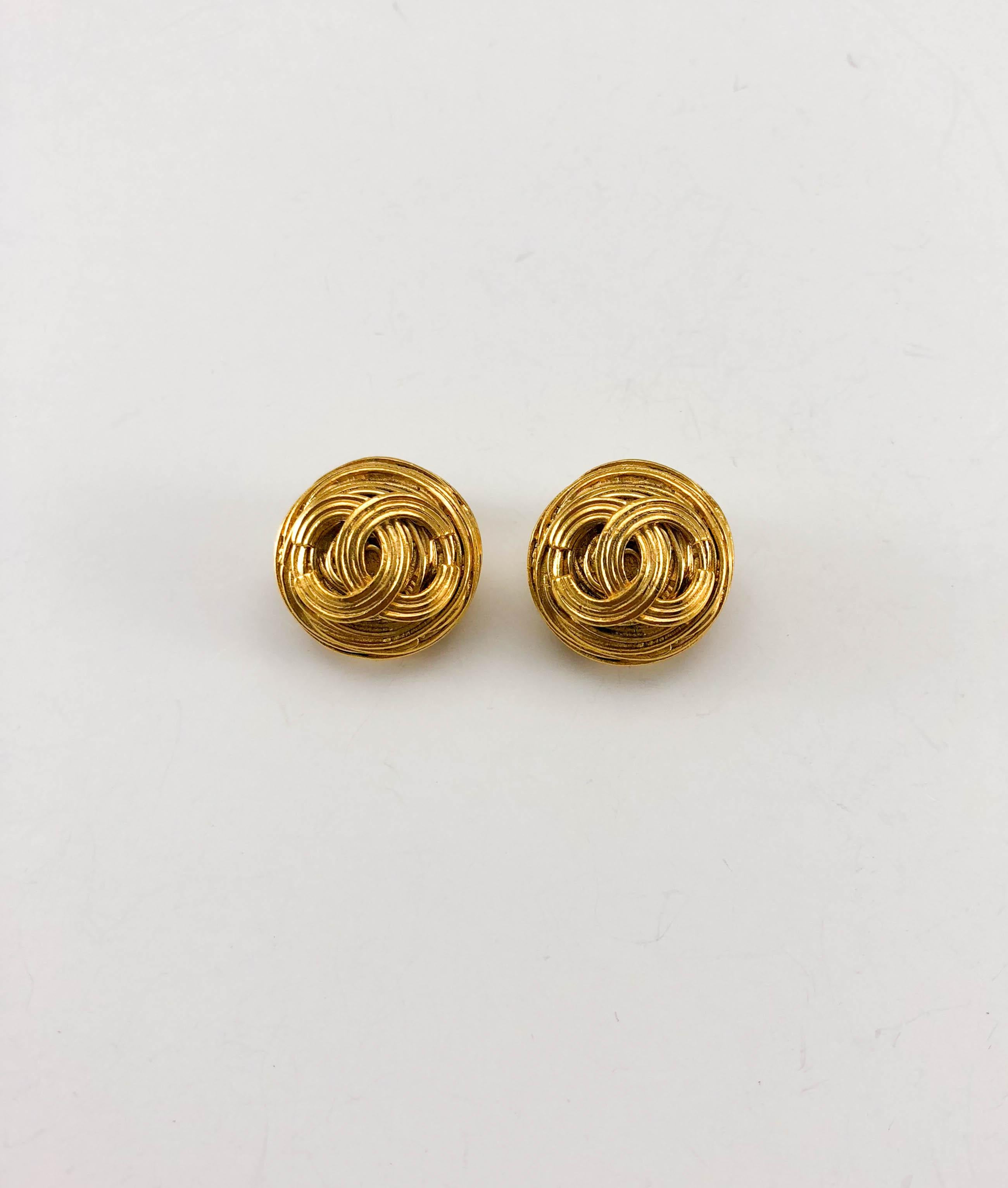 Vintage Chanel Gold-Plated Round Clip-On Logo Earrings. These very stylish earrings by Chanel were crafted for the 1994 Autumn / Winter Collection. Made in gold-plated metal and resembling straws, they feature the iconic ‘CC’ logo in the centre.