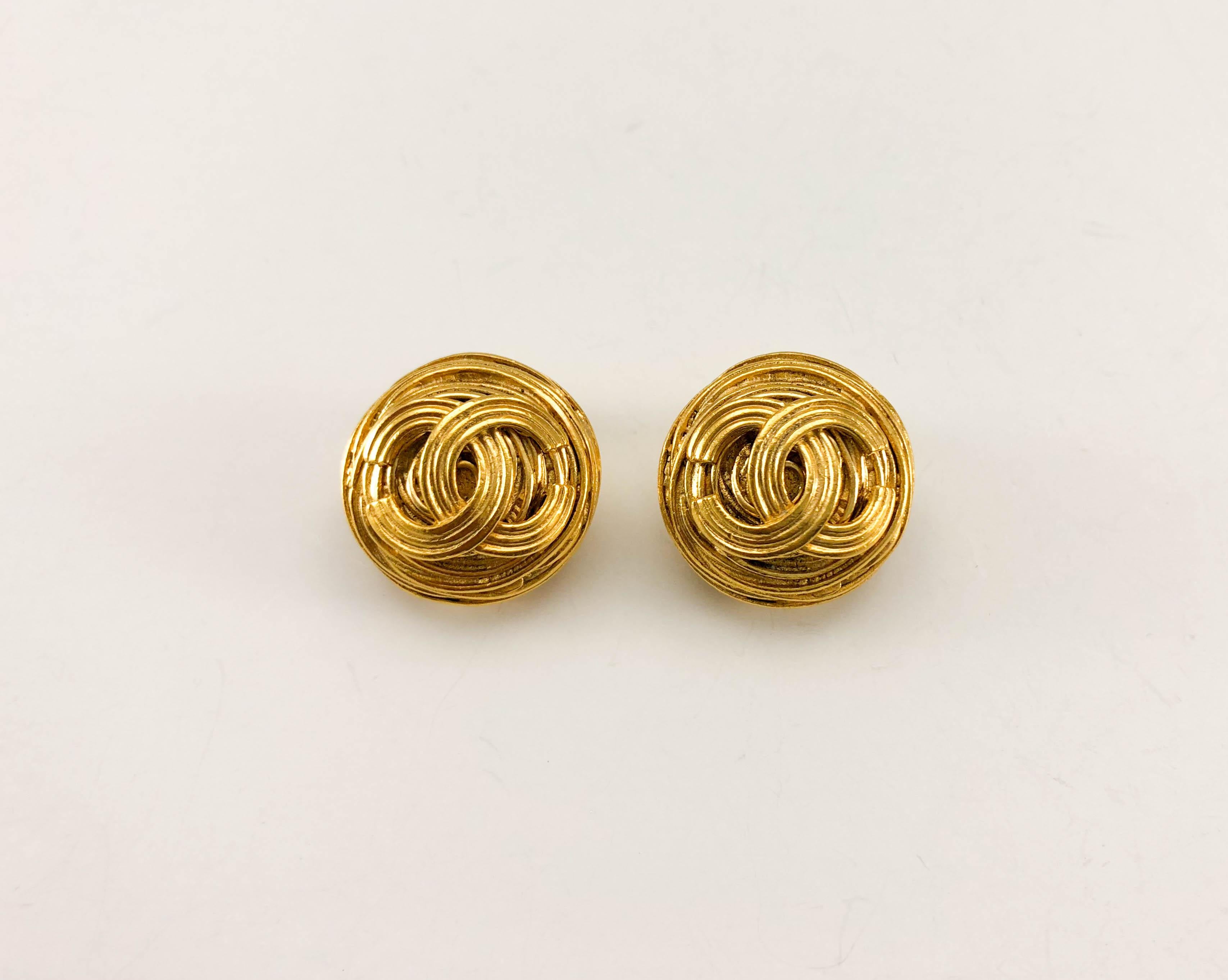 1994 Chanel Gold-Plated Round Logo Earrings In Excellent Condition For Sale In London, Chelsea