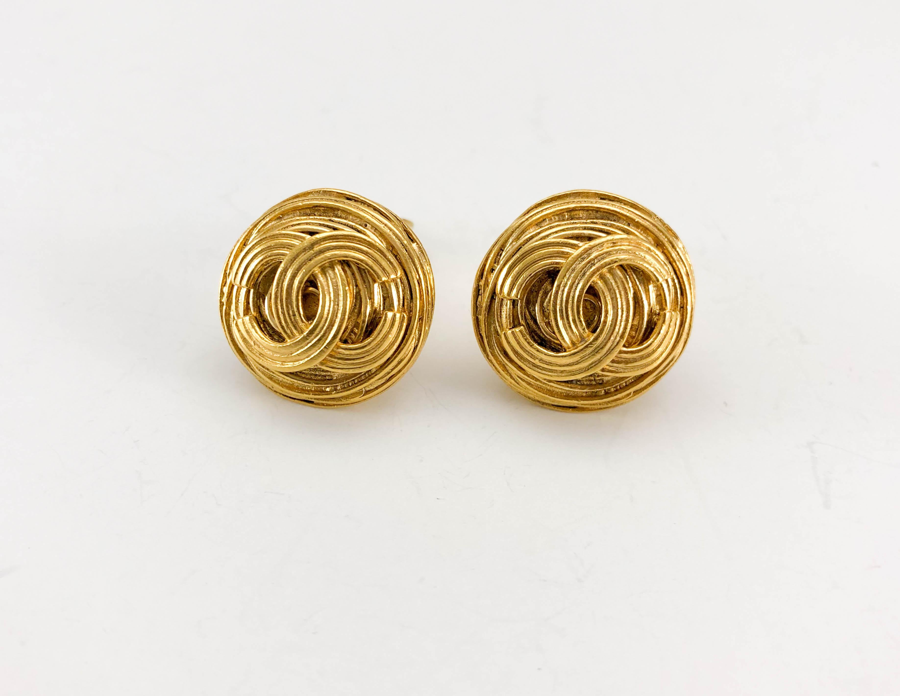 1994 Chanel Gold-Plated Round Logo Earrings For Sale 2