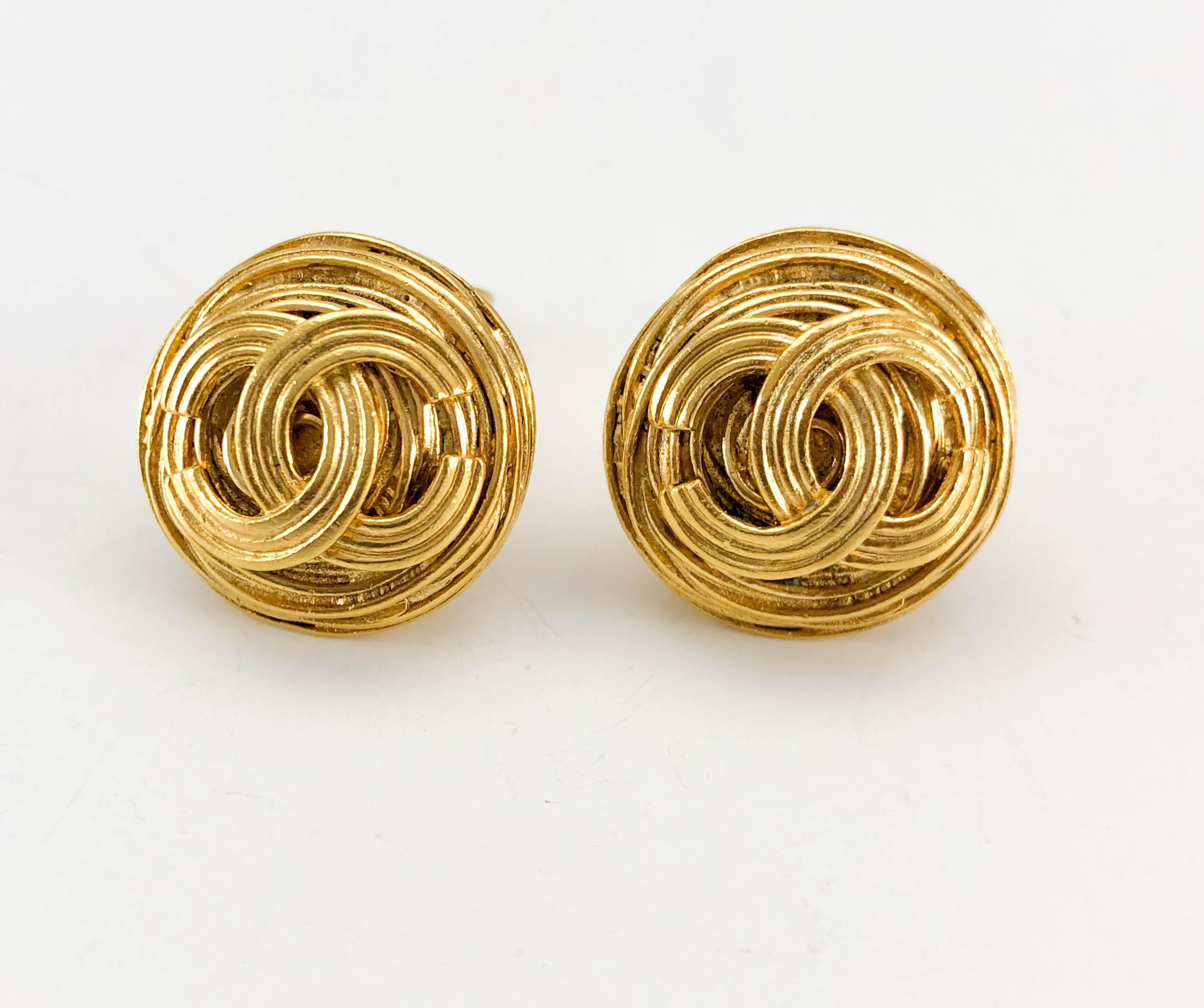 1994 Chanel Gold-Plated Round Logo Earrings For Sale 3