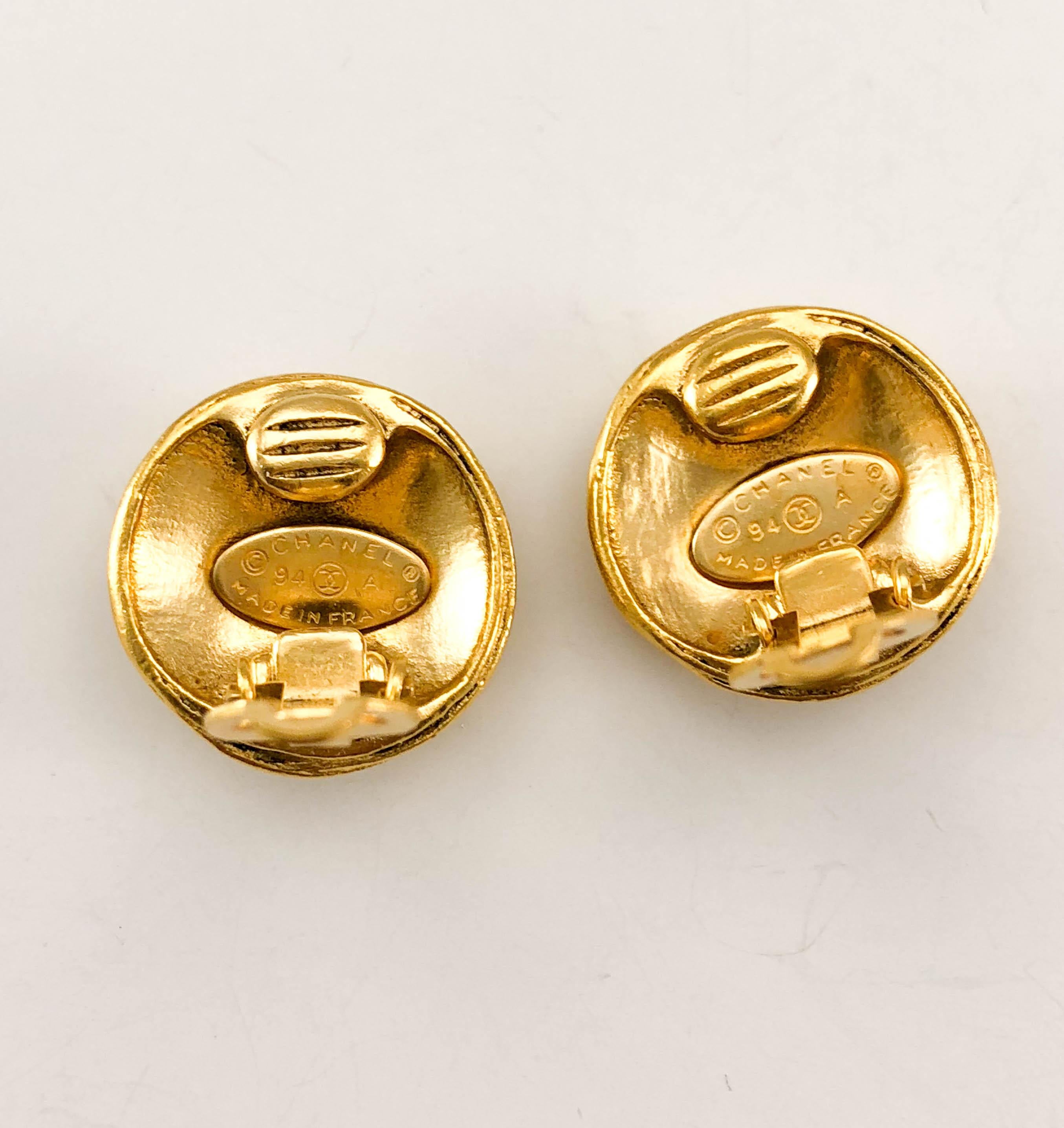 1994 Chanel Gold-Plated Round Logo Earrings For Sale 6