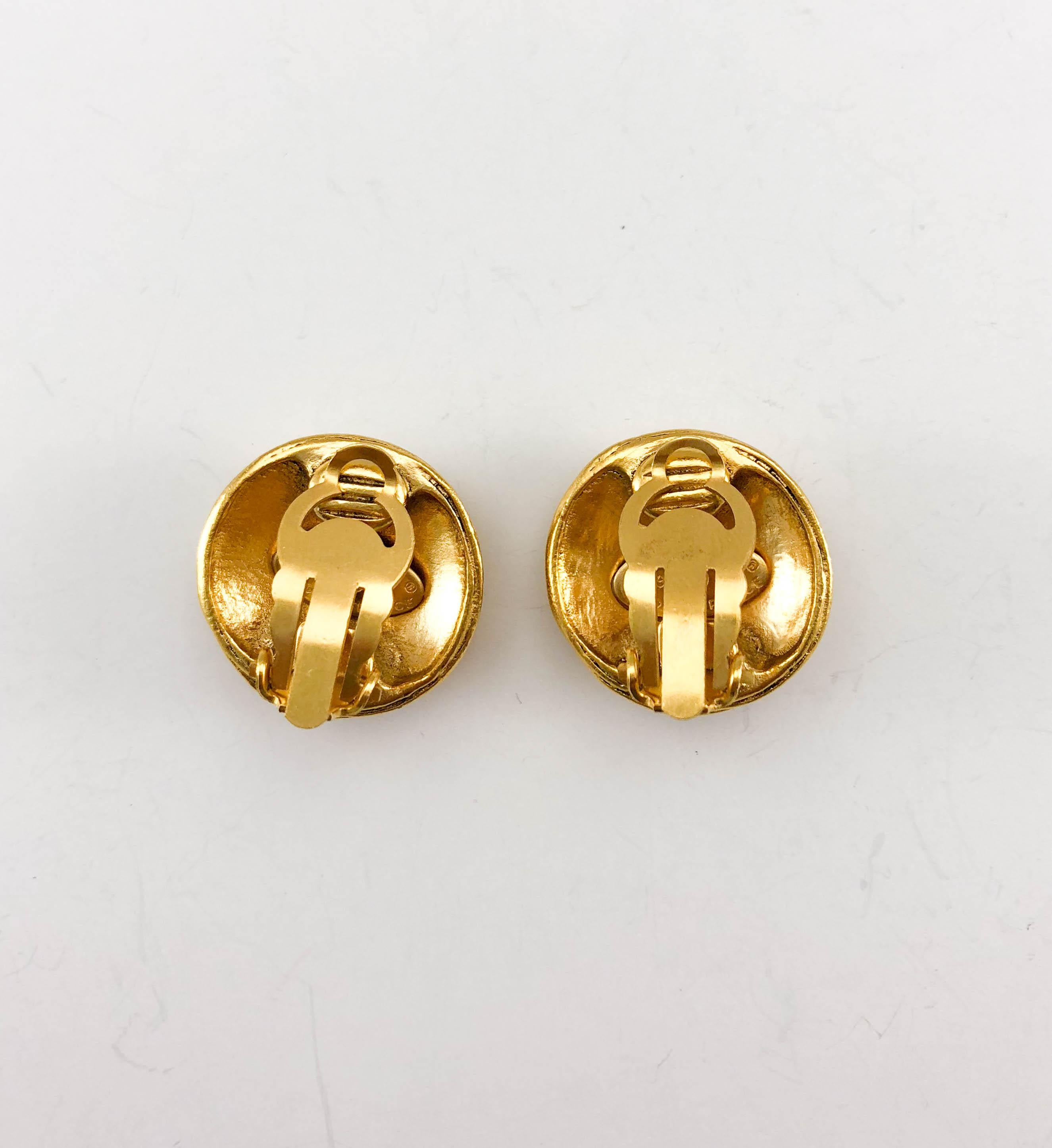 1994 Chanel Gold-Plated Round Logo Earrings For Sale 5