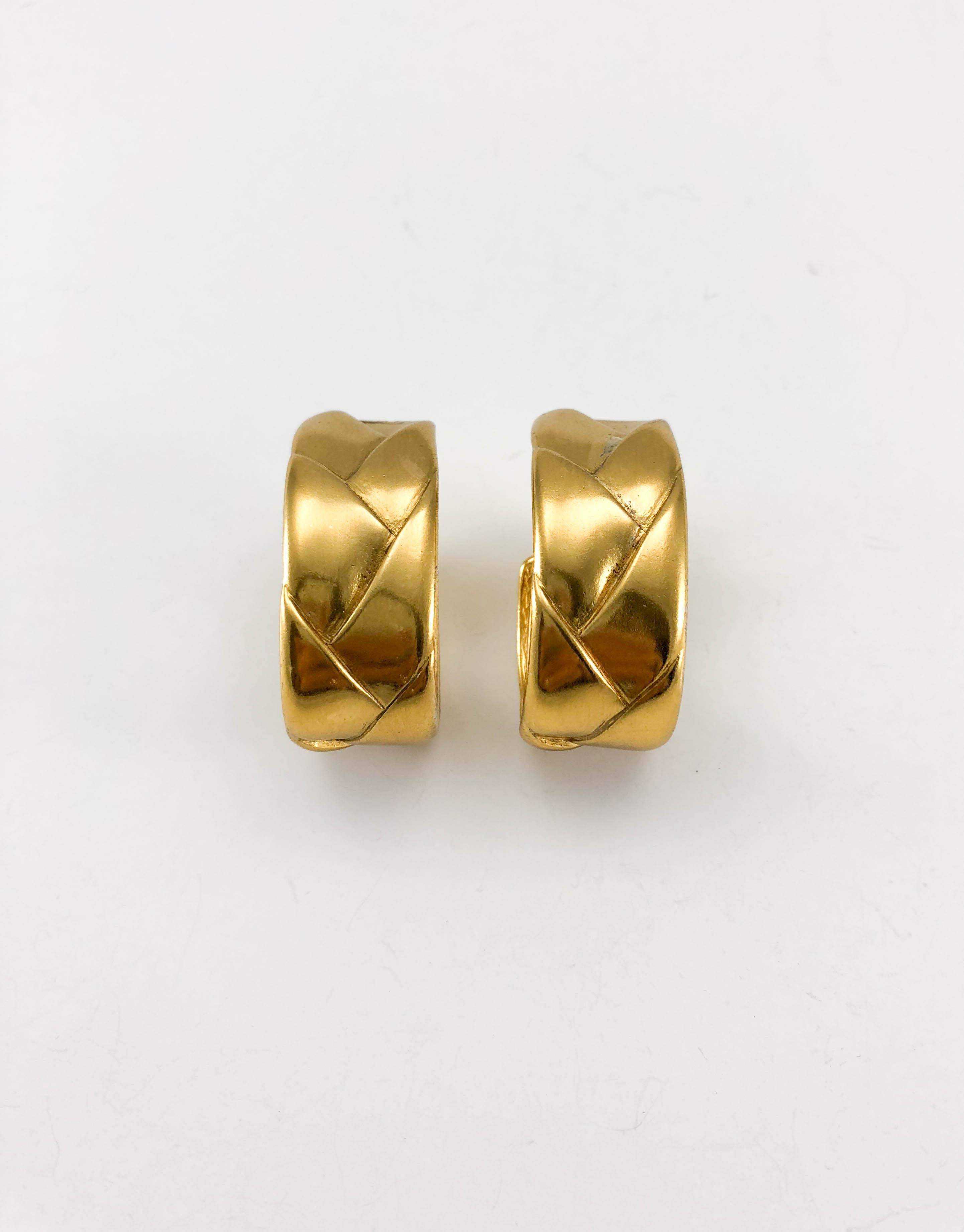 Vintage Yves Saint Laurent Gold-Plated Hoop Clip-On Earrings. These chic earrings by Yves Saint Laurent date back from the 1980’s. Made in gold-plated metal, these hoop clip-on earrings feature a quilted design. YSL signed on the back. A stylish