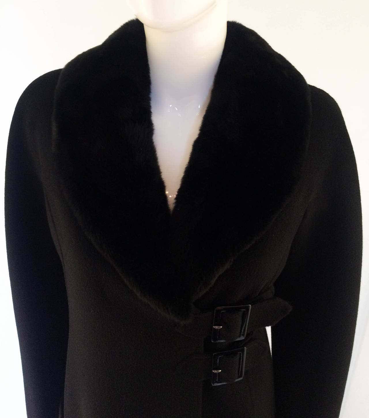 Valentino Wool Coat With Chinchilla Fur Collar - 1990s In New Condition In London, Chelsea