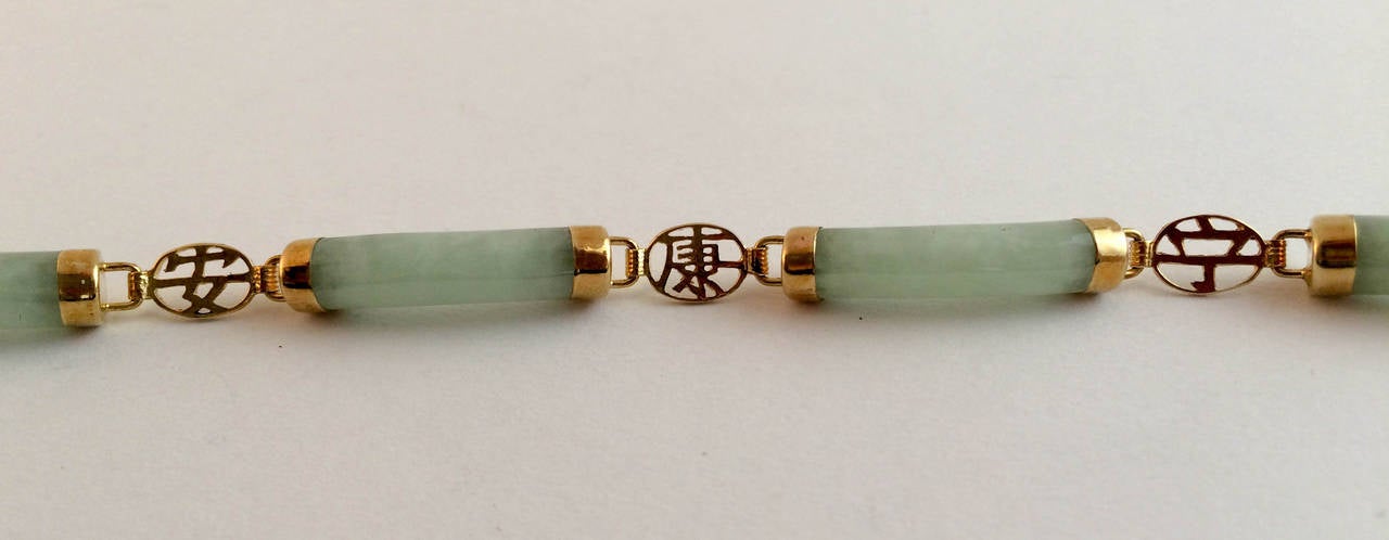 Beautiful jade bracelet. The caps and the links of the pieces of jade are made of 14ct gold (whole marked). The links present intricate Chinese designs. This is very stylish bracelet.

Period: 1960s

Origin: China

Length: 21cm / 8.2’’