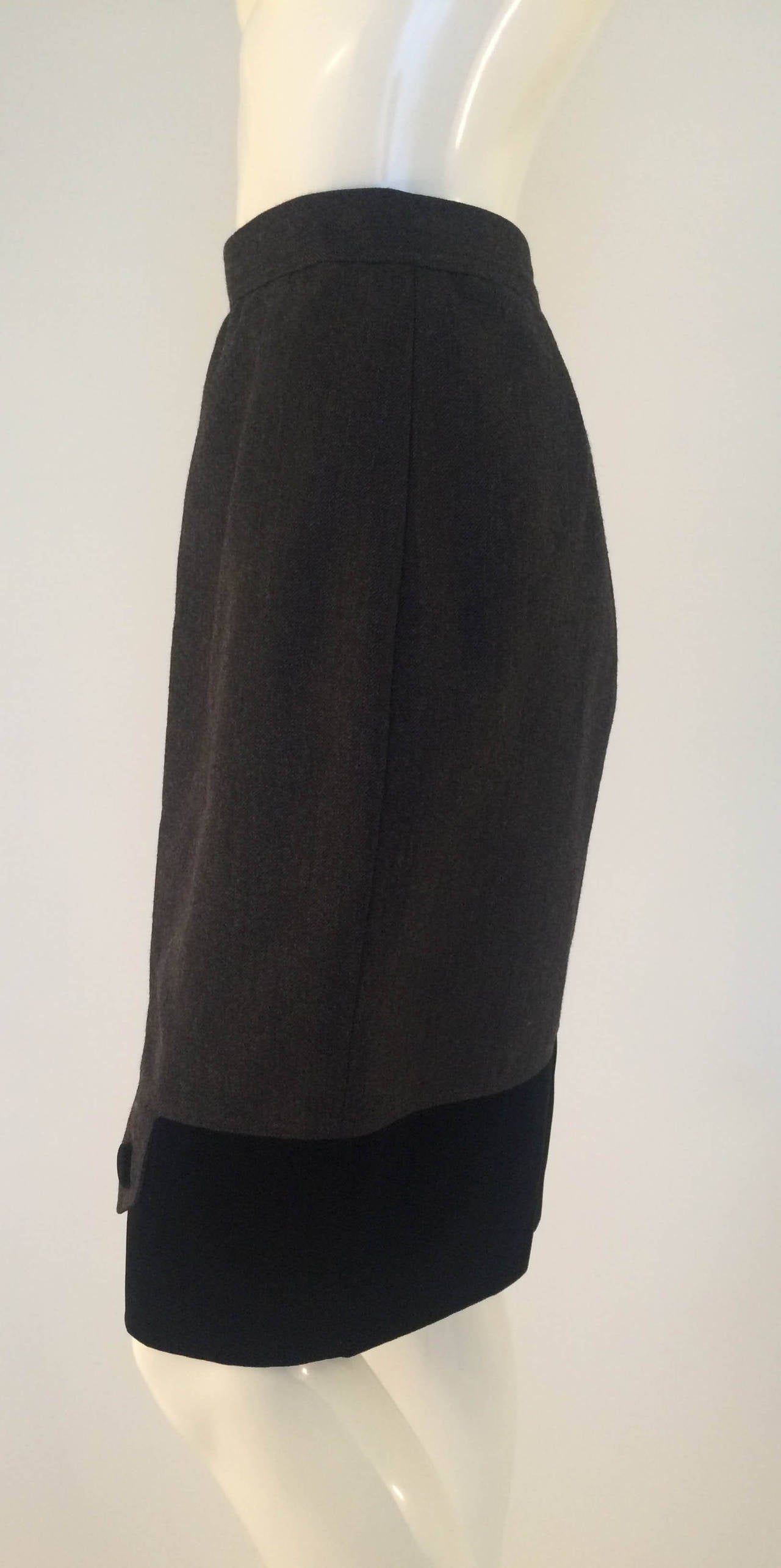 Stylish Valentino Miss V Pencil Skirt. Grey wool skirt with a really smart black velvet hem. Iconic 1980s cut. 

MATERIAL: Wool (Velvet hem)

SIZE: 40 (Italy), 6 (US)

Measurements (approx):
Waist: 68cm/
Hips: 94cm
Hem: 88cm
Length: 60cm