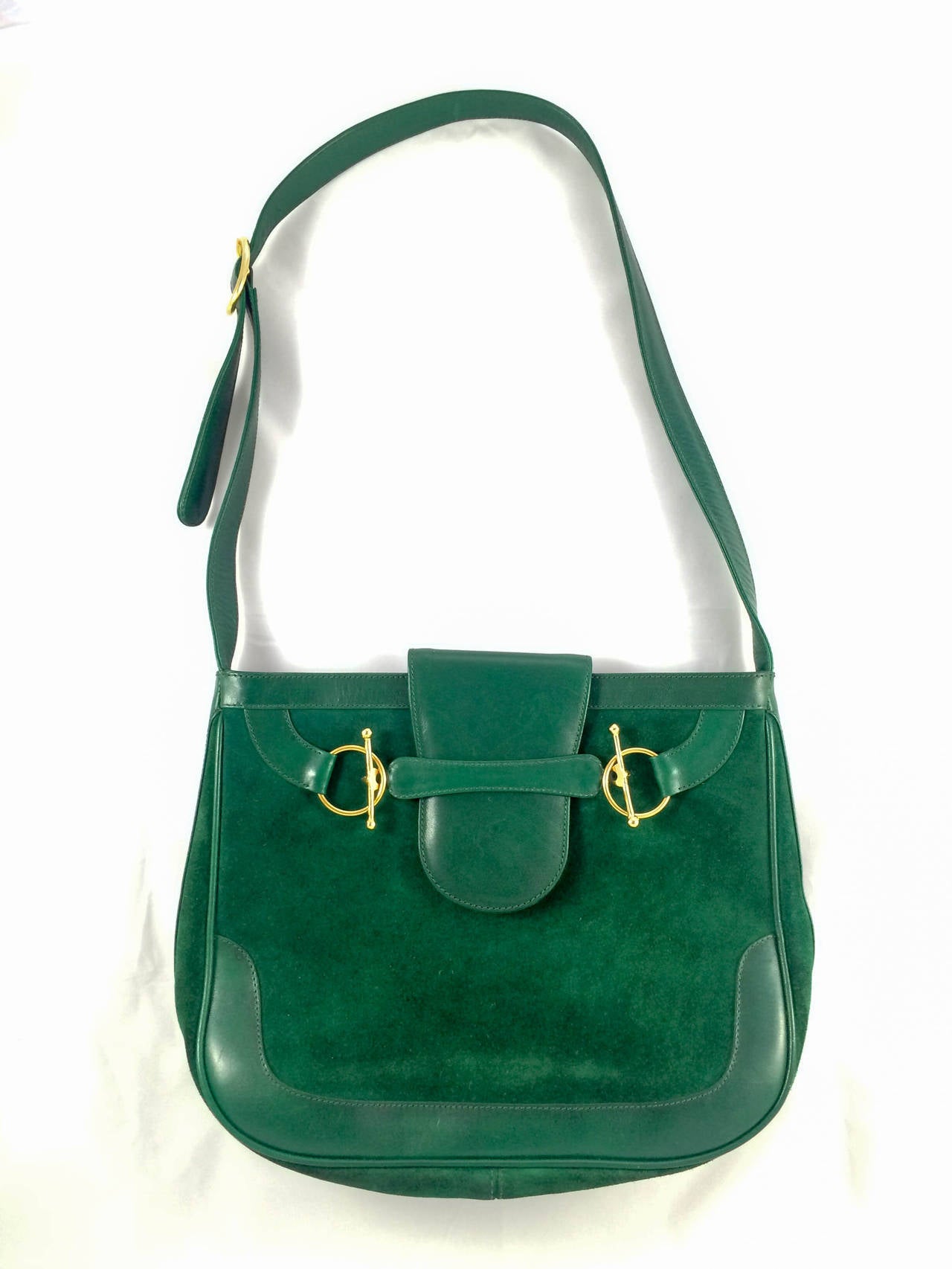 Super stylish Vintage Gucci Handbag. This stunning and rare Gucci design from the 1970s is made in the best quality suede and leather in beautiful emerald green. The interior is made of beige suede with one main compartment and a zipper pocket.