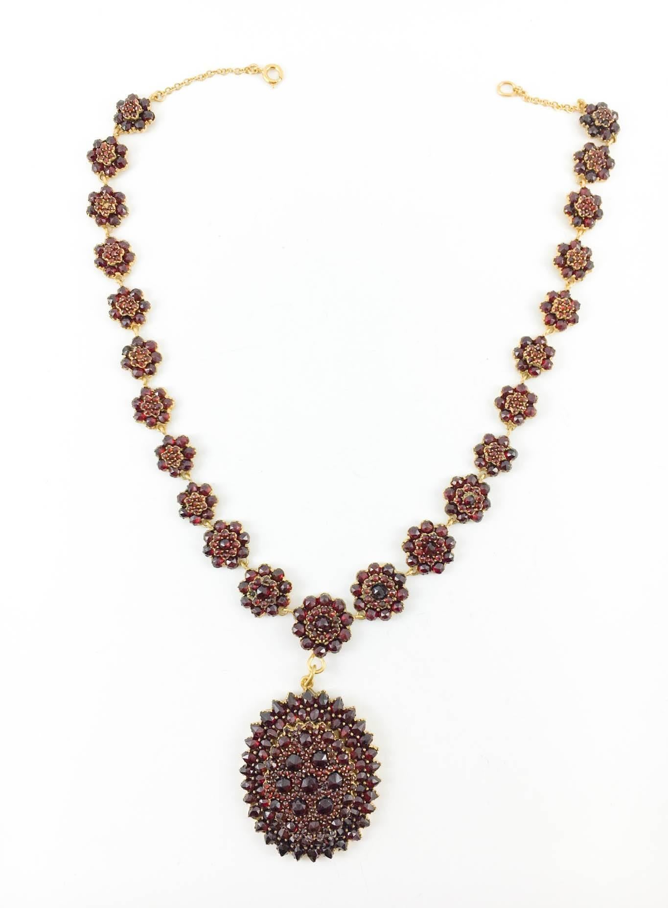 Antique Hungarian Garnet Necklace - 1900s In Excellent Condition In London, Chelsea