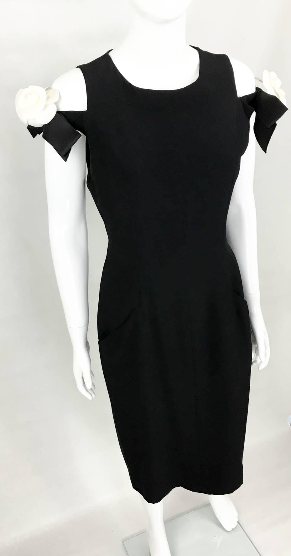 Chanel Black Silk Dress With Detachable Silk Camellias - 1990s In Excellent Condition In London, Chelsea