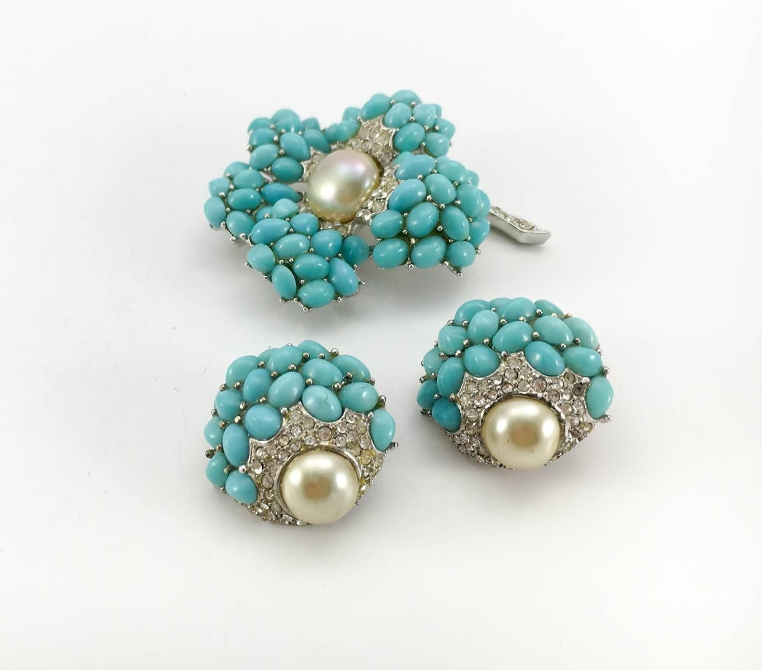 Boucher Faux Turquoise and Pearl Earring and Brooch Set - 1950s In Excellent Condition In London, Chelsea