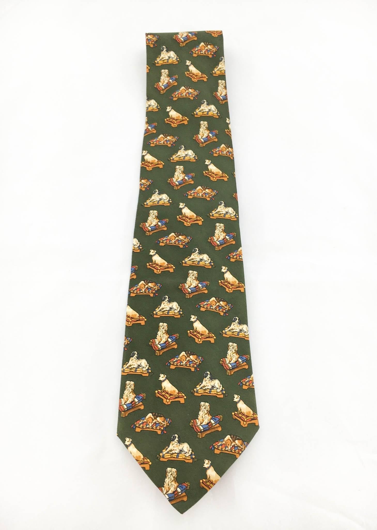 Stylish Salvatore Ferragamo ‘resting dogs’ tie. This beautiful tie in military green features dogs laying on cushioned beds. In pure silk, this tie a perfect way to add a little bit of quirkiness to a serious look maintaining the elegance. 

Label