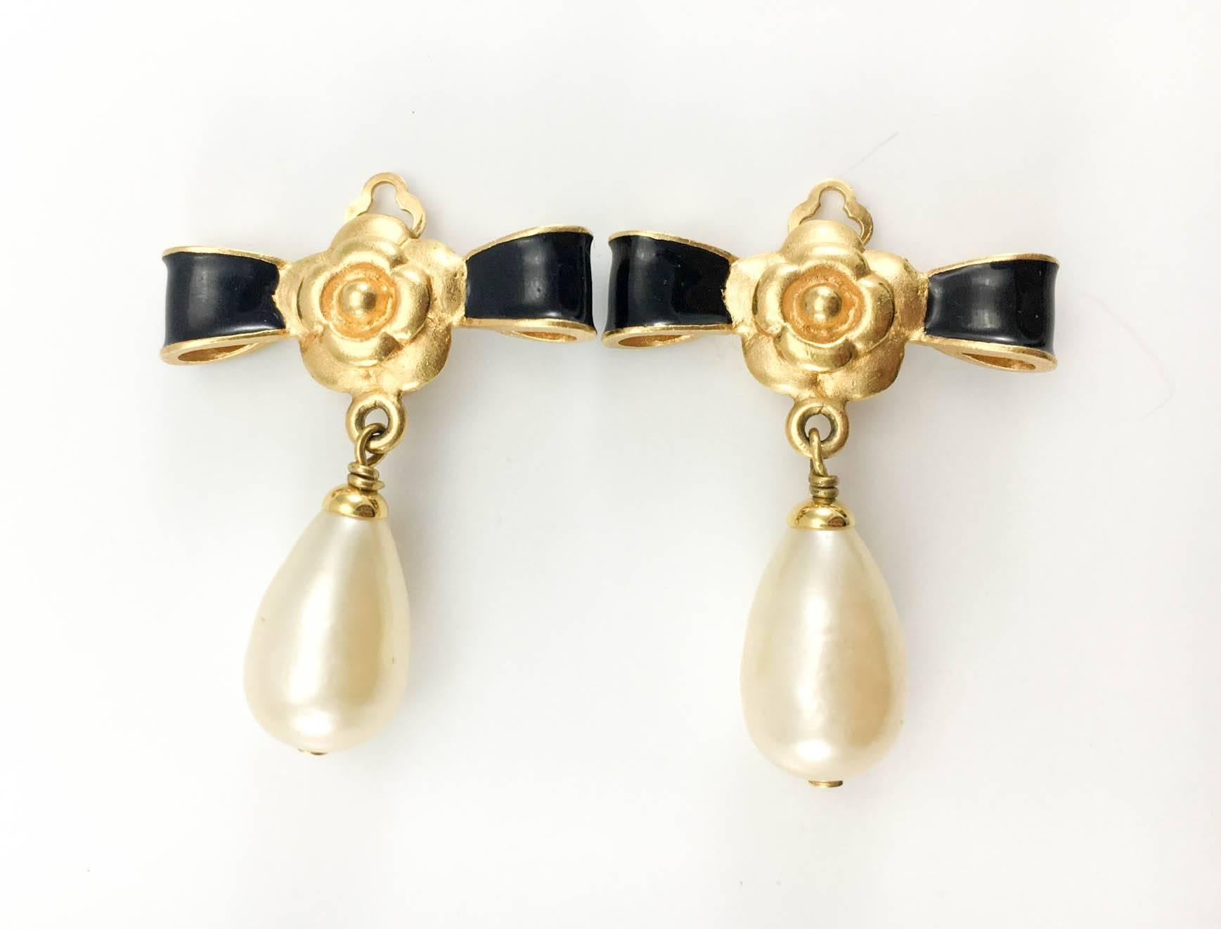 chanel bow pearl earrings