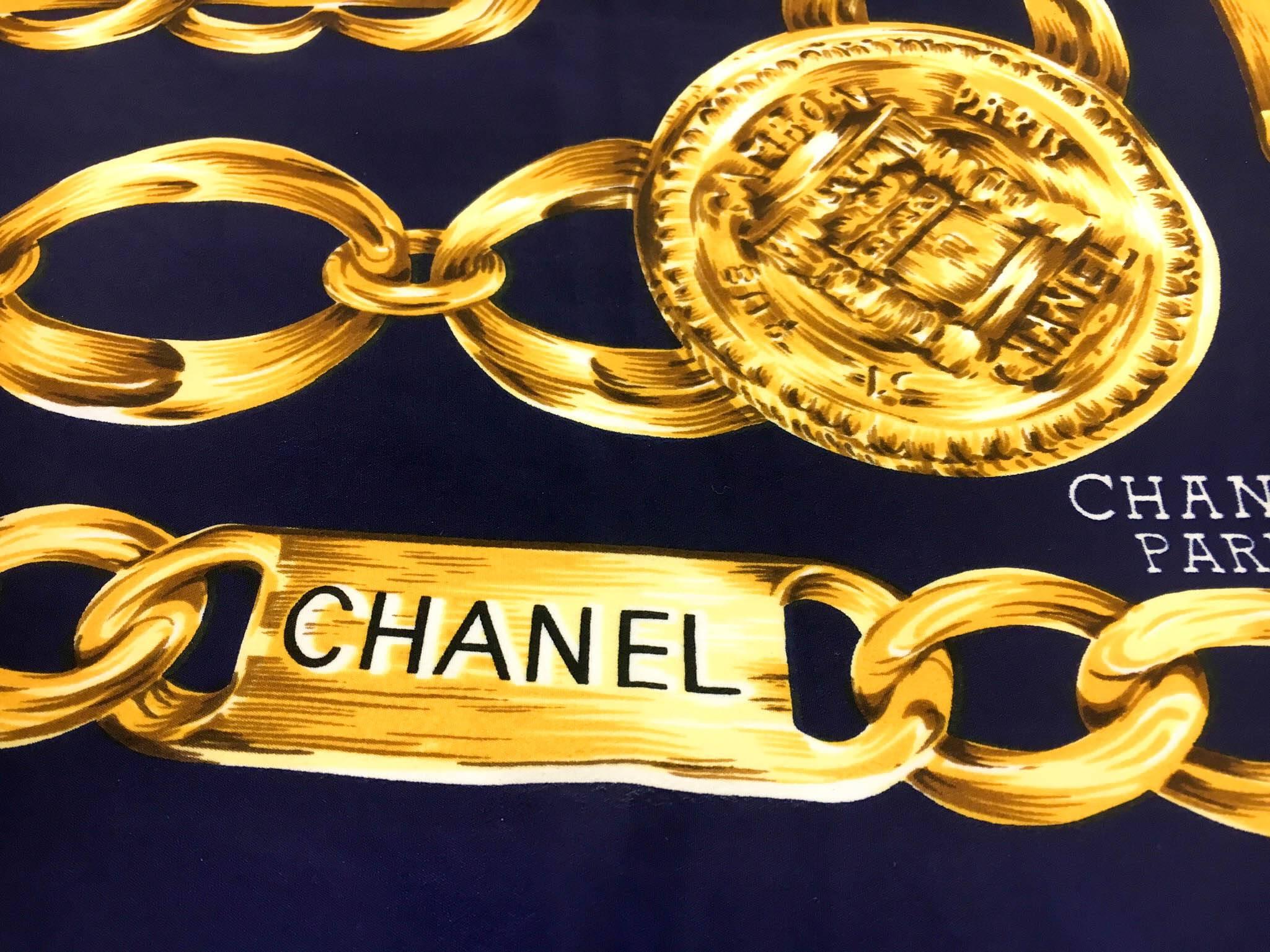 Chanel 'Chains' Navy Blue and Golden Scarf - 1990s In Excellent Condition In London, Chelsea